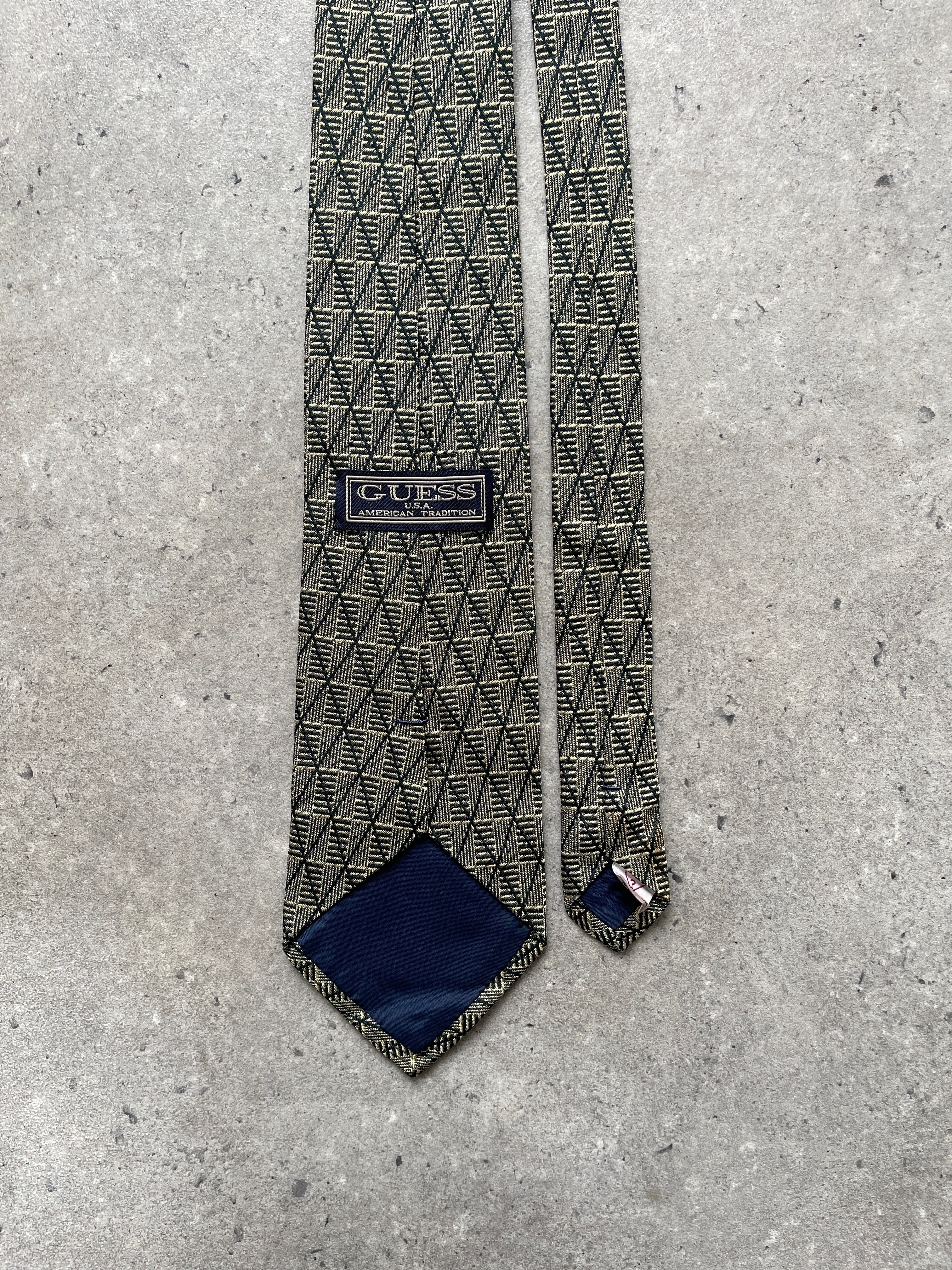 Guess 1990s pure silk diagonal print tie with stylish pattern, perfect for formal or business attire.