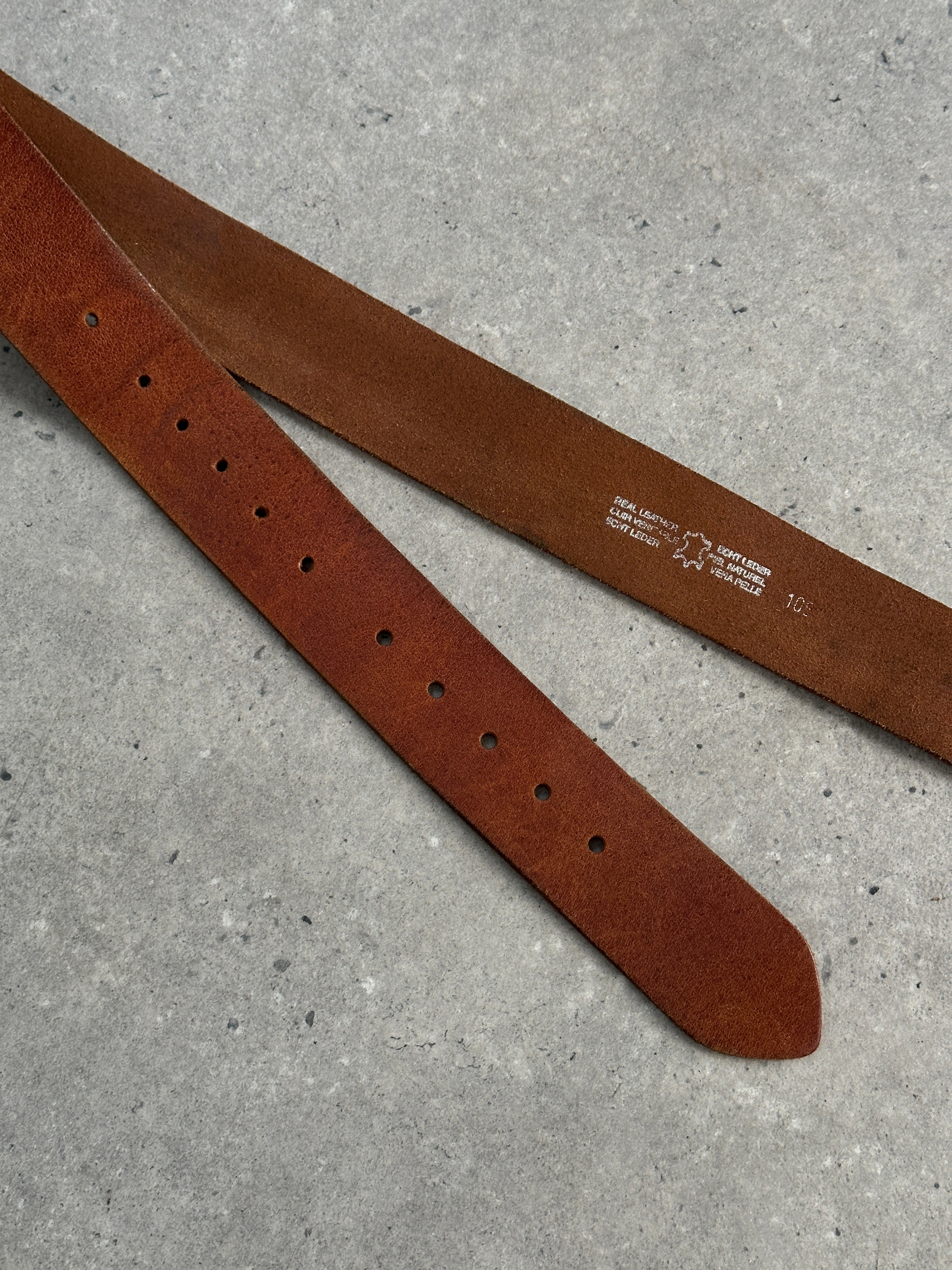 Vintage 1990s square leather chunky belt with W33-43 waist size, featuring a classic retro design and sturdy buckle.