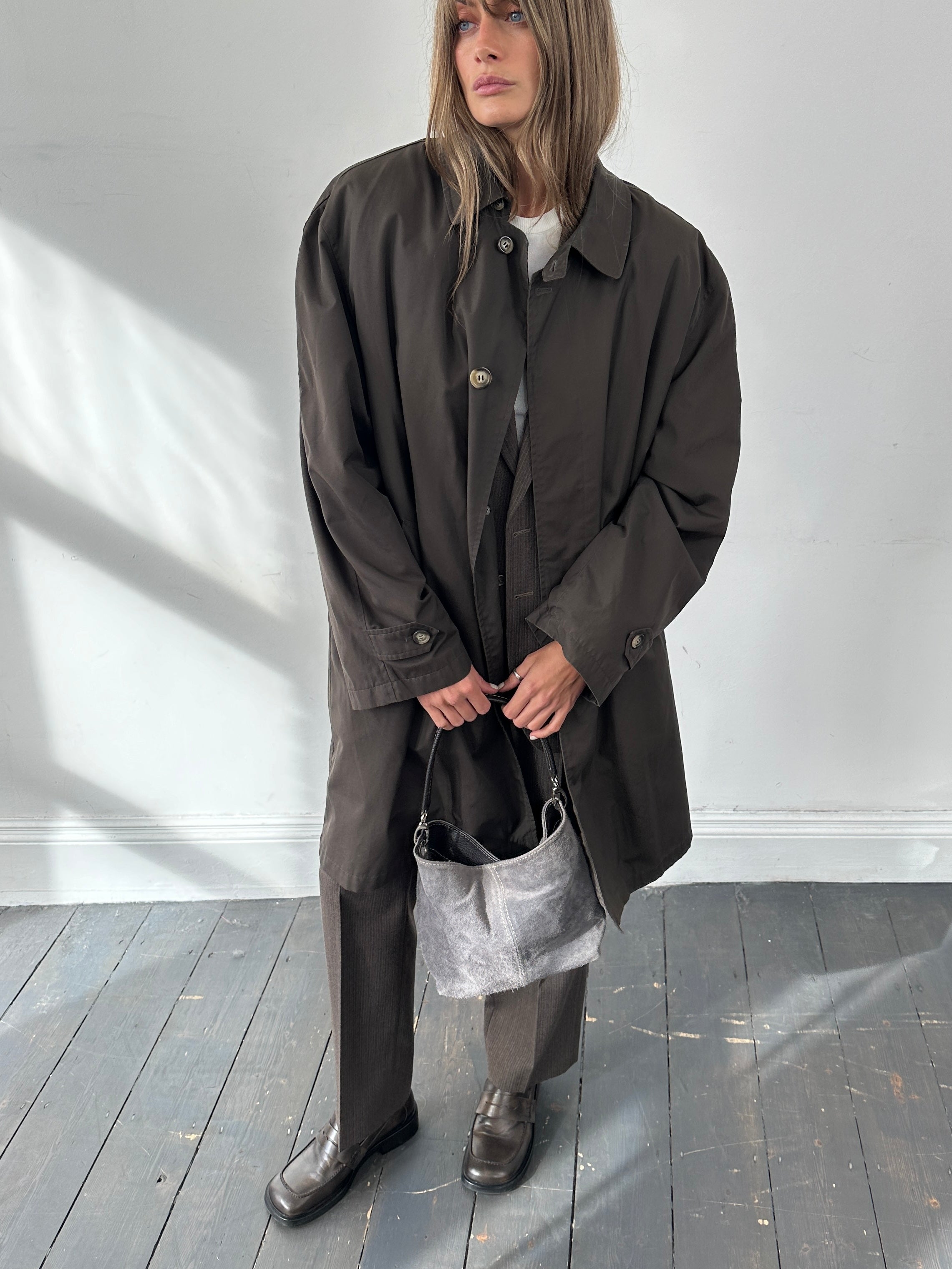 Vintage XXL trench coat with concealed placket, classic design, long sleeves, and tailored fit in a vintage style.