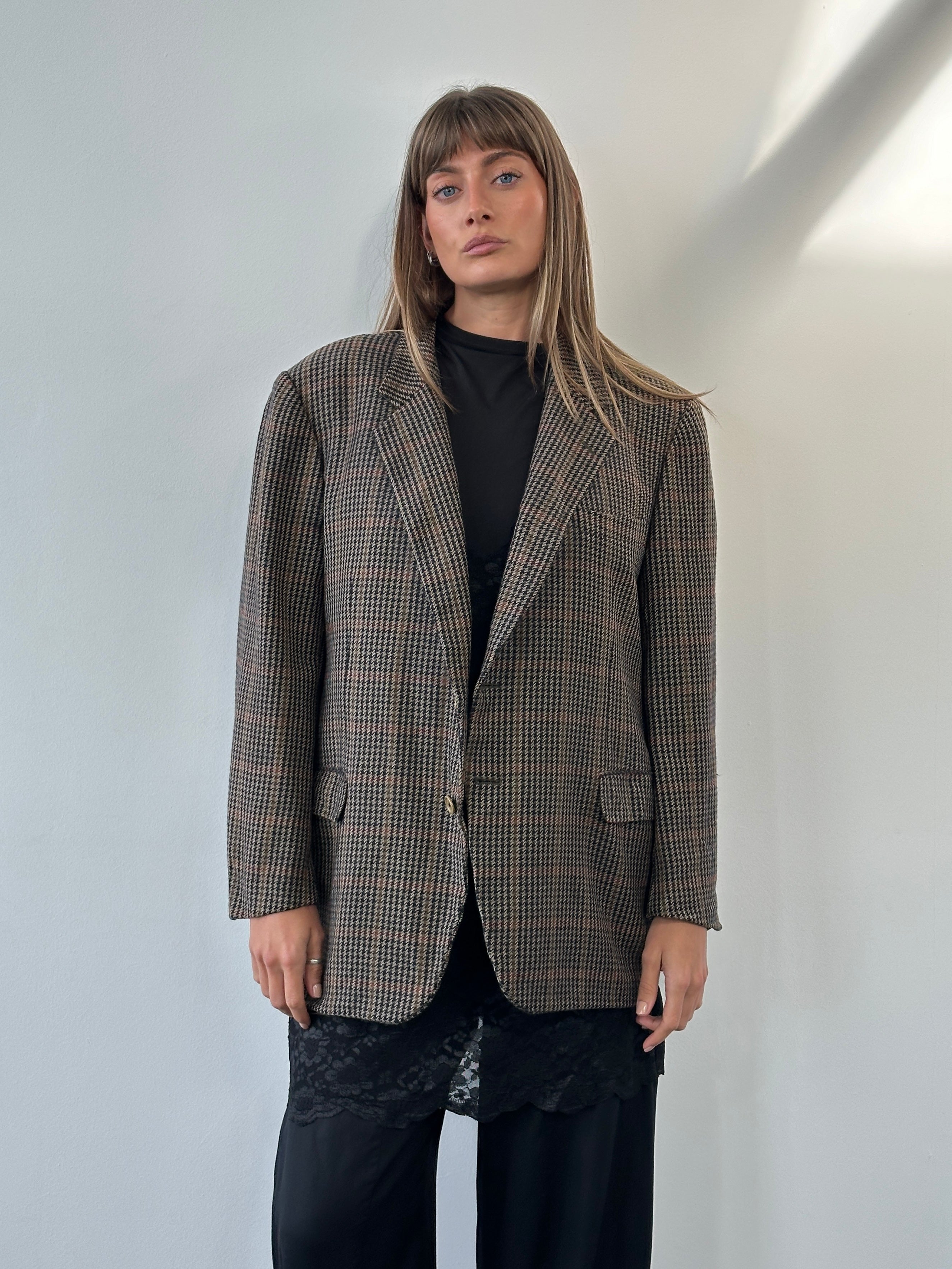 Burberry 1990s wool and cashmere check blazer in size 44R/XL, featuring classic plaid pattern and tailored fit.