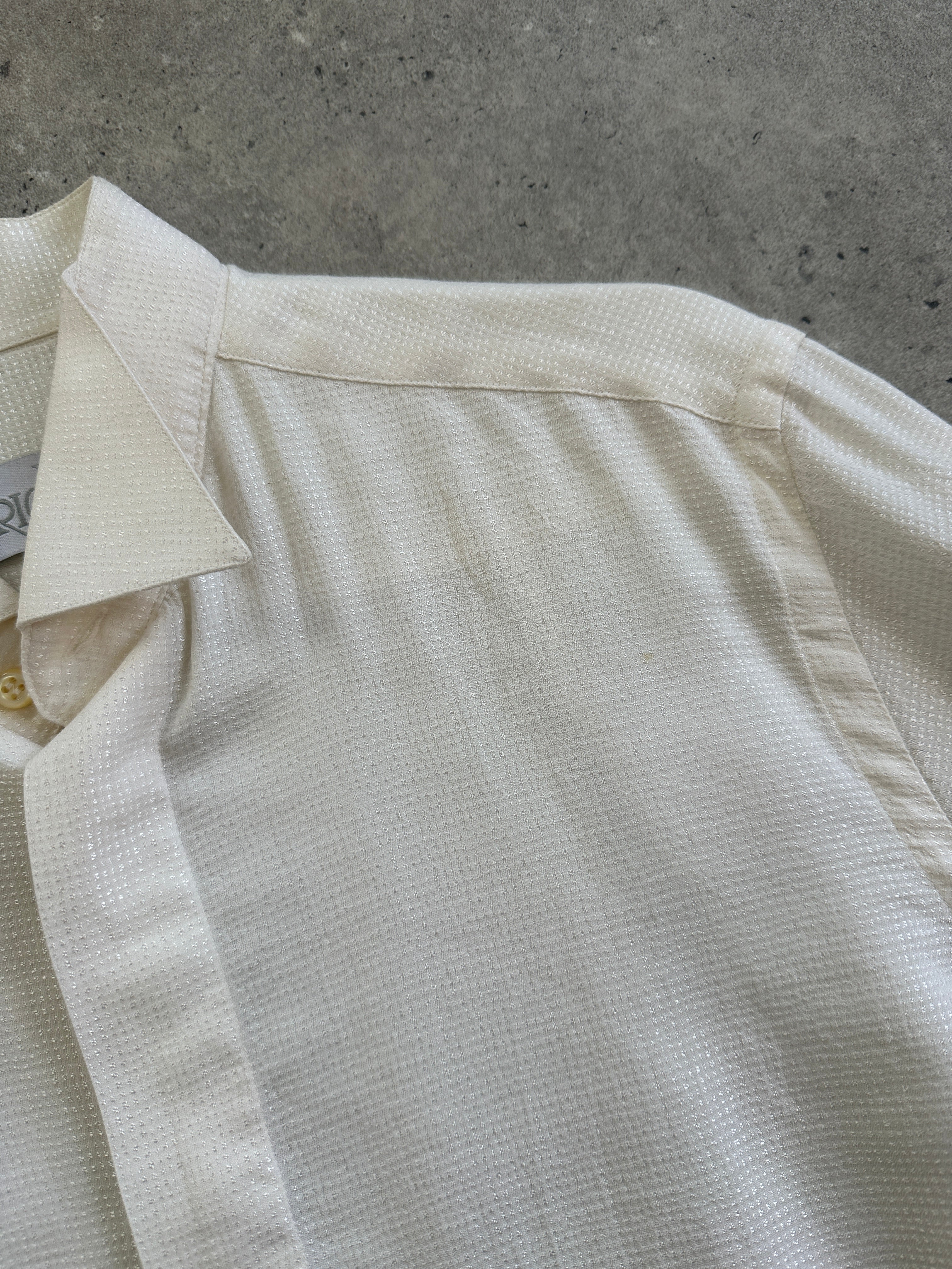 Vintage Italian 1970s wing collar boxy dress shirt for women, featuring a classic style and tailored fit.