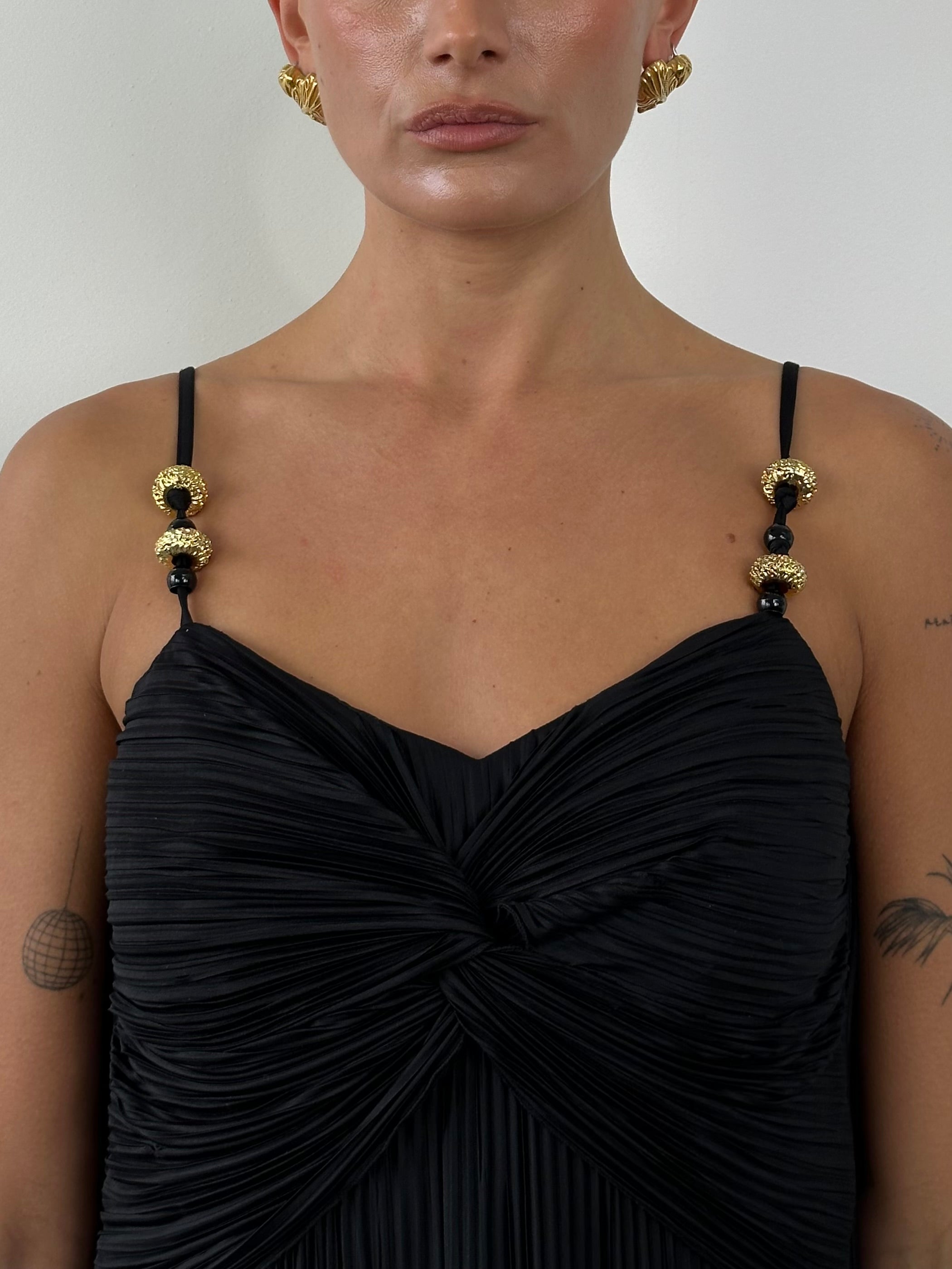 Vintage plisse maxi dress in size M/L, flowing fabric with pleats, featuring a vintage-inspired design and elegant silhouette.