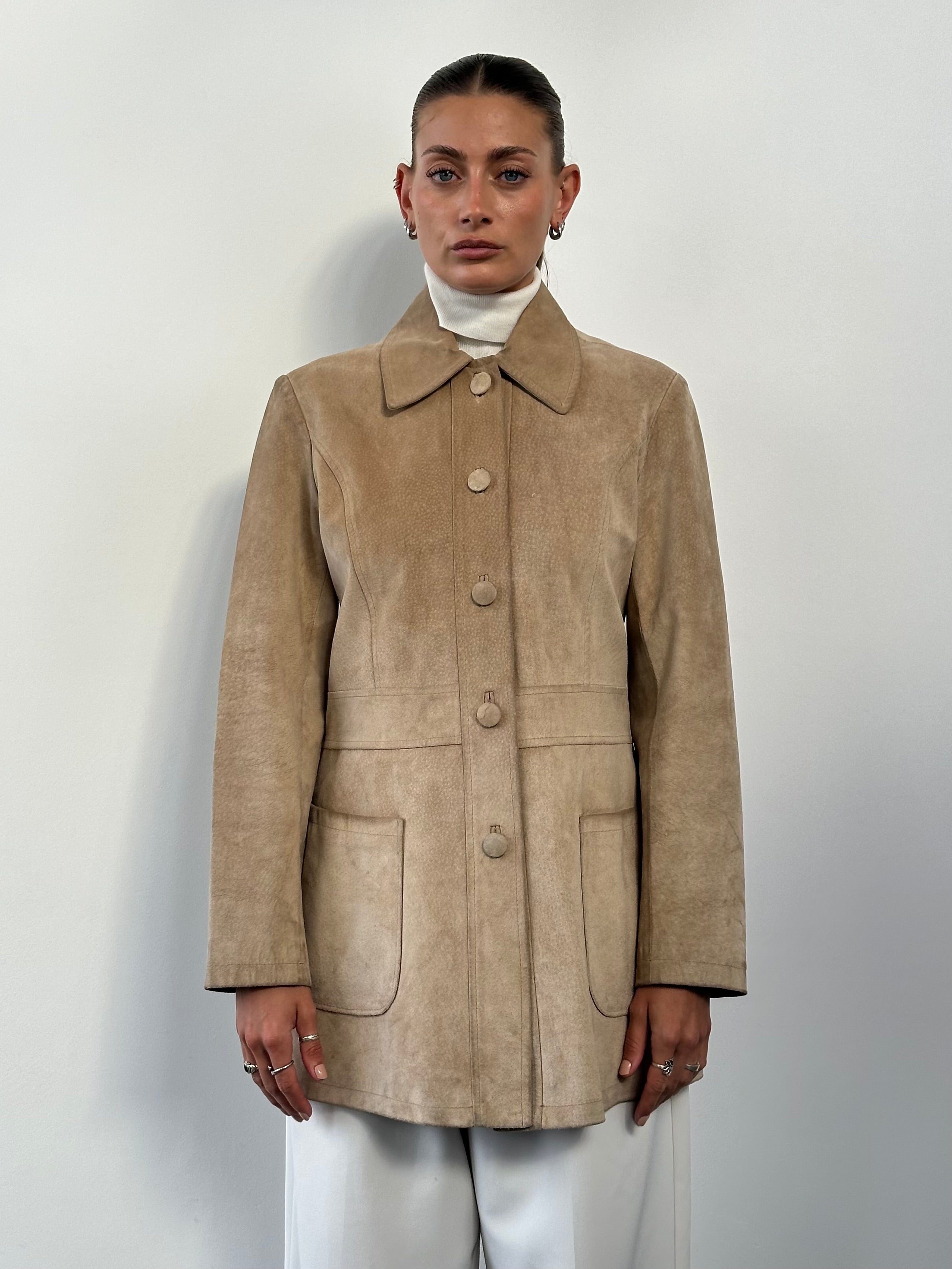 Vintage suede jacket in size M/L, featuring classic design with a soft, textured leather exterior and stylish collar details.