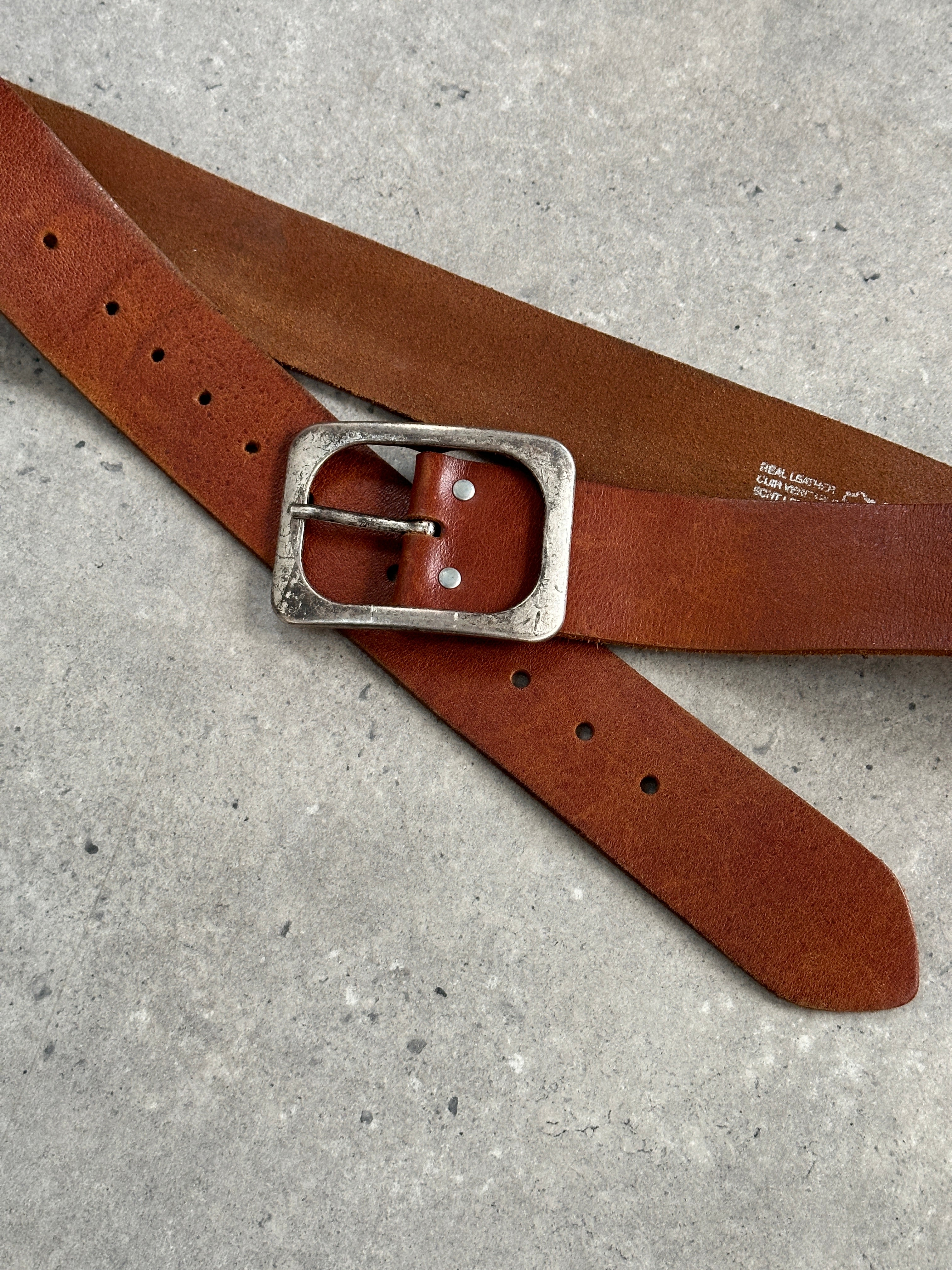 Vintage 1990s square leather chunky belt with adjustable W33-43, featuring a classic design and dark brown finish.