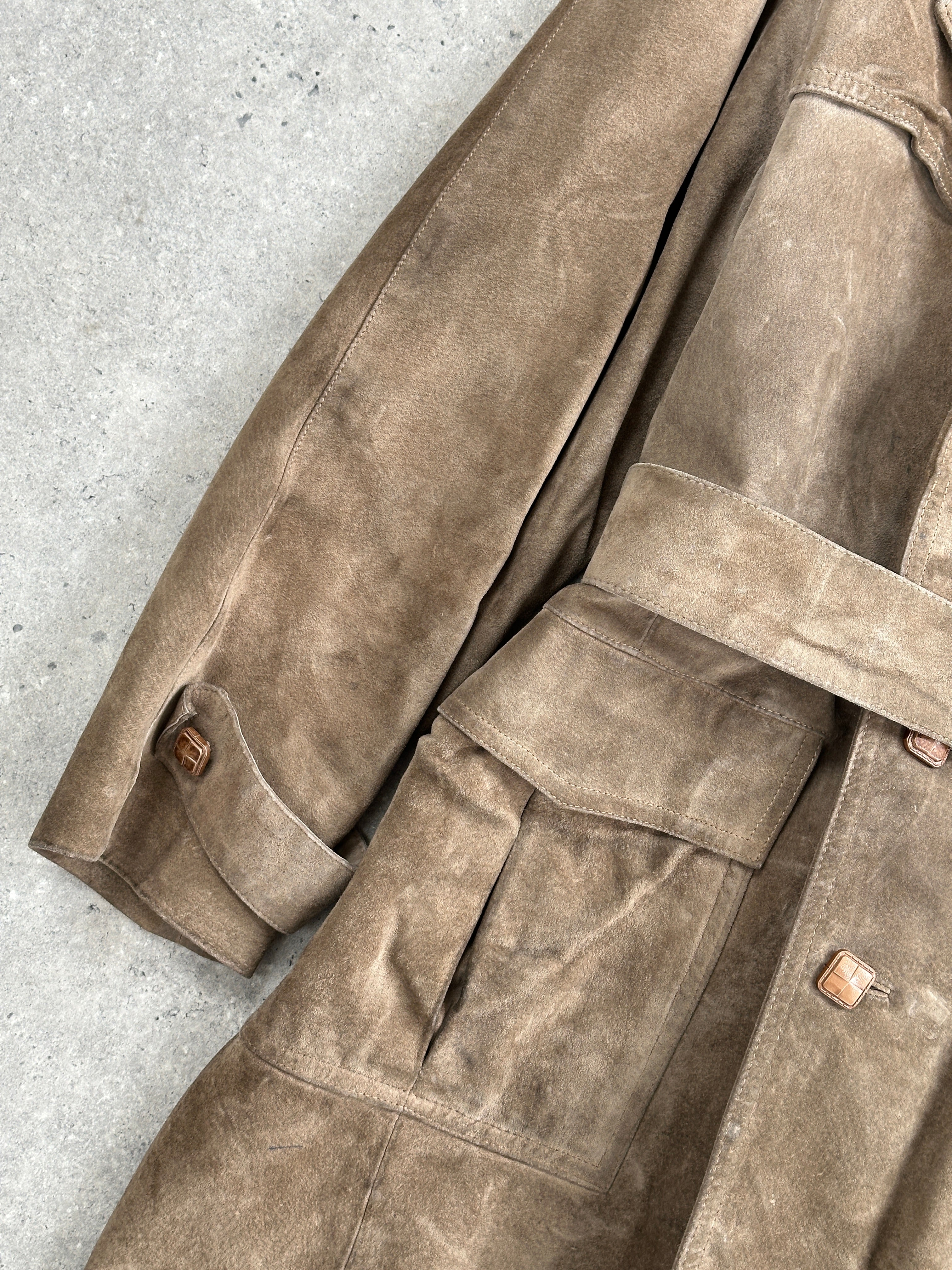 Vintage pure suede belted trench coat in XL, featuring classic silhouette, long sleeves, and stylish collar detail.