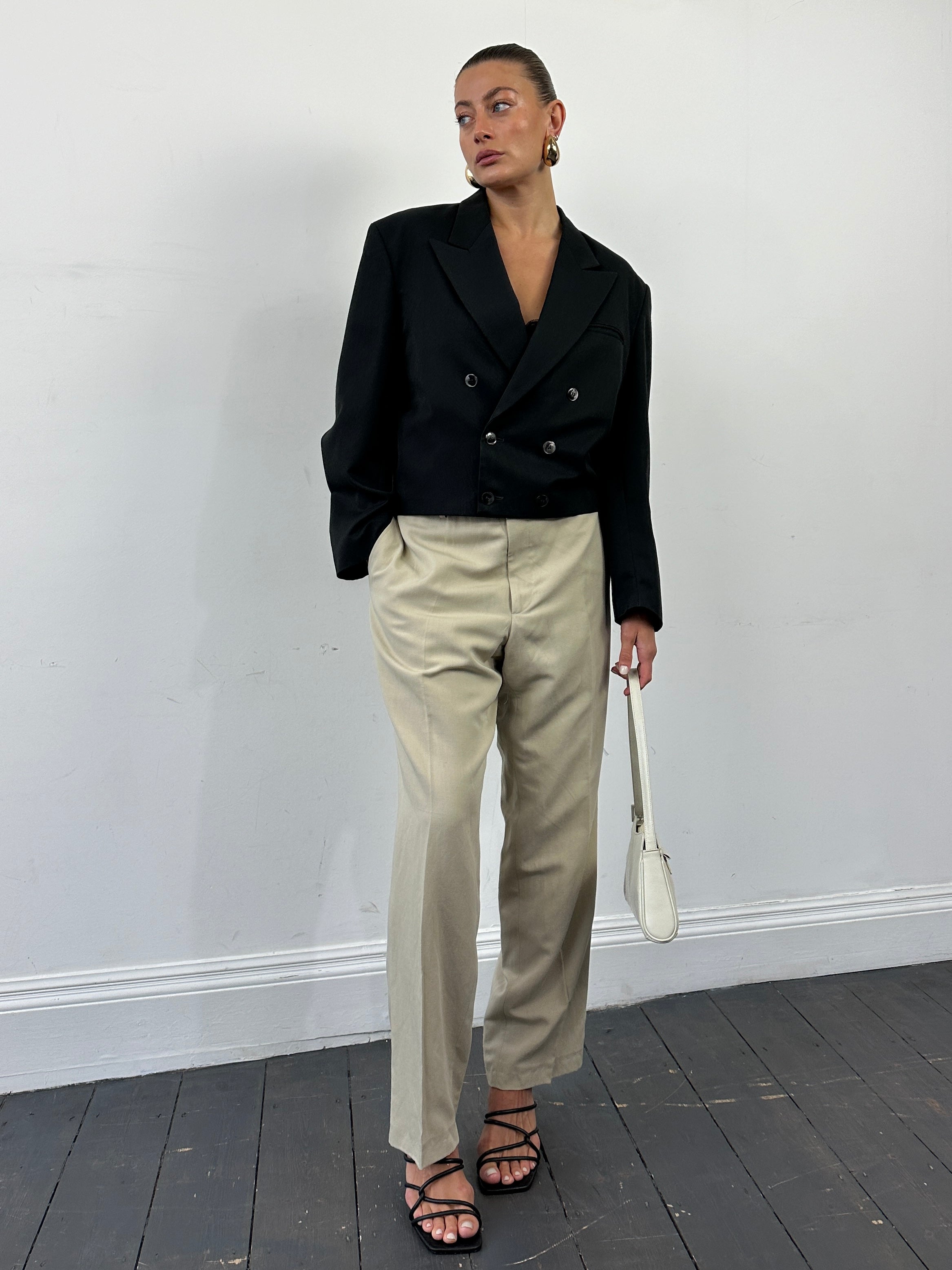 Vintage 1980s cropped double-breasted blazer in size M, featuring classic tailored design and vintage fabric details.