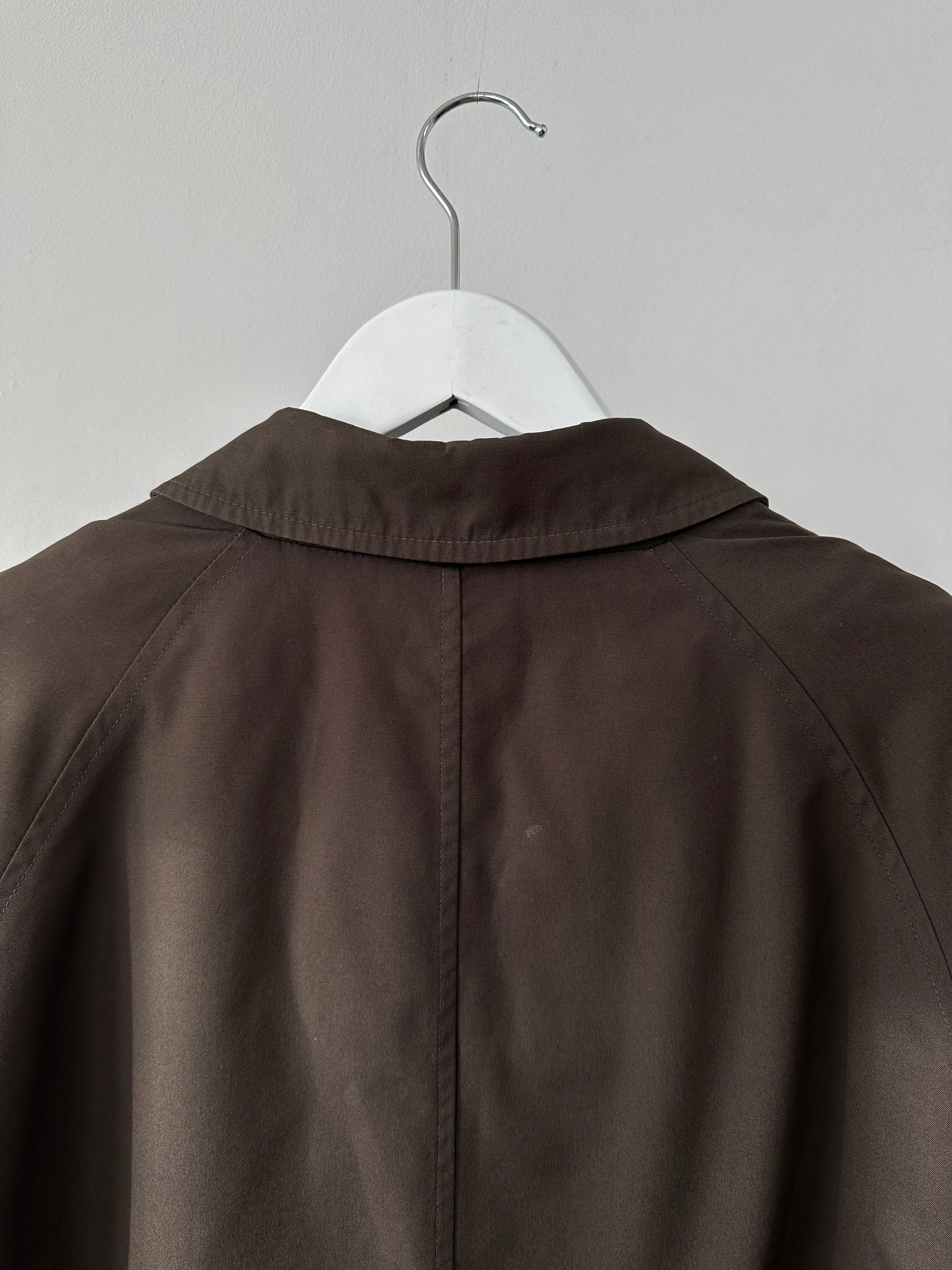 Vintage oversized trench coat with concealed placket, featuring classic design and XXL fit, shown in a neutral color.