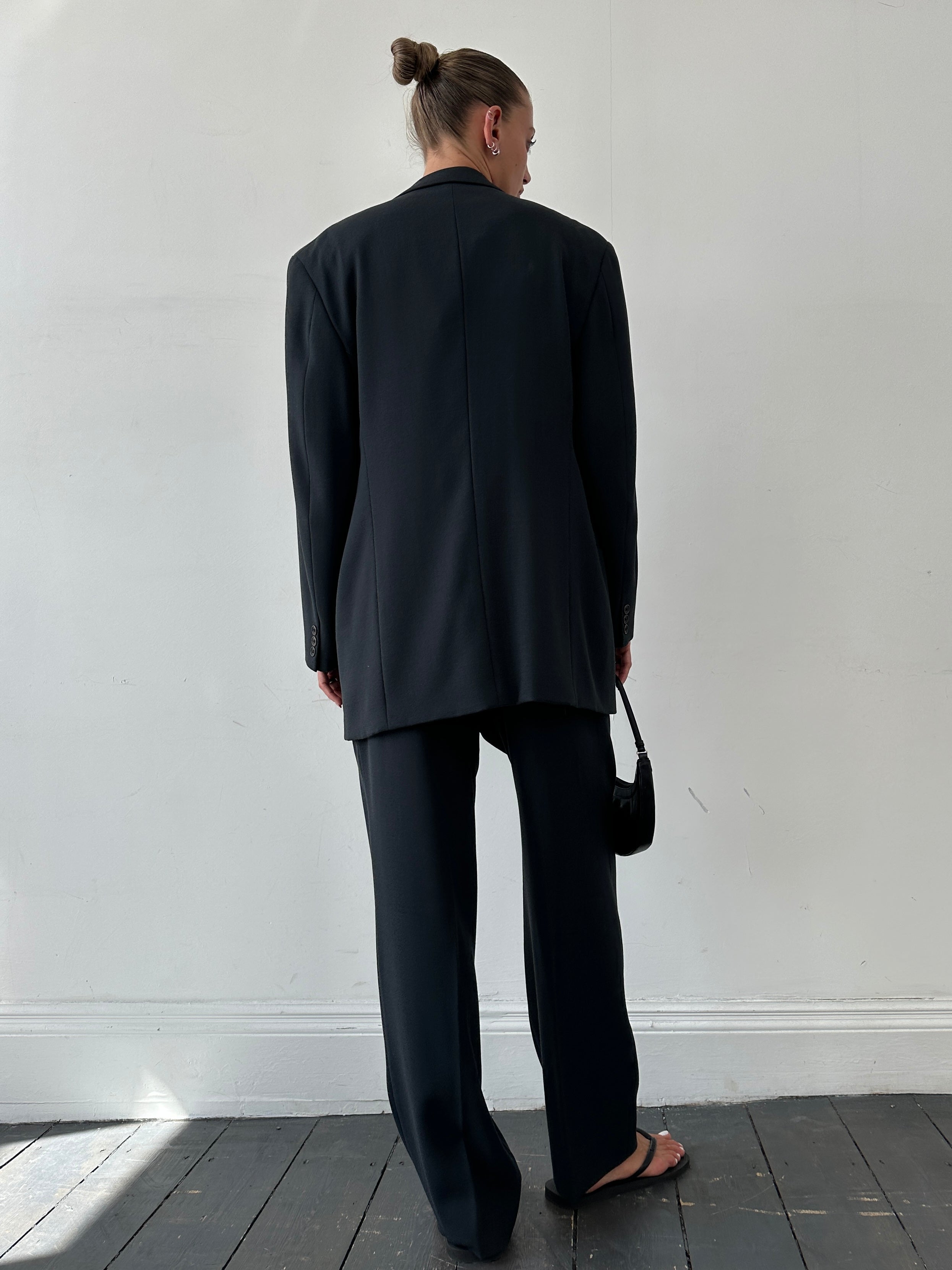 Emporio Armani pure wool single-breasted suit in size 40R/W32, tailored fit, shown on a mannequin with classic lapel and trousers.
