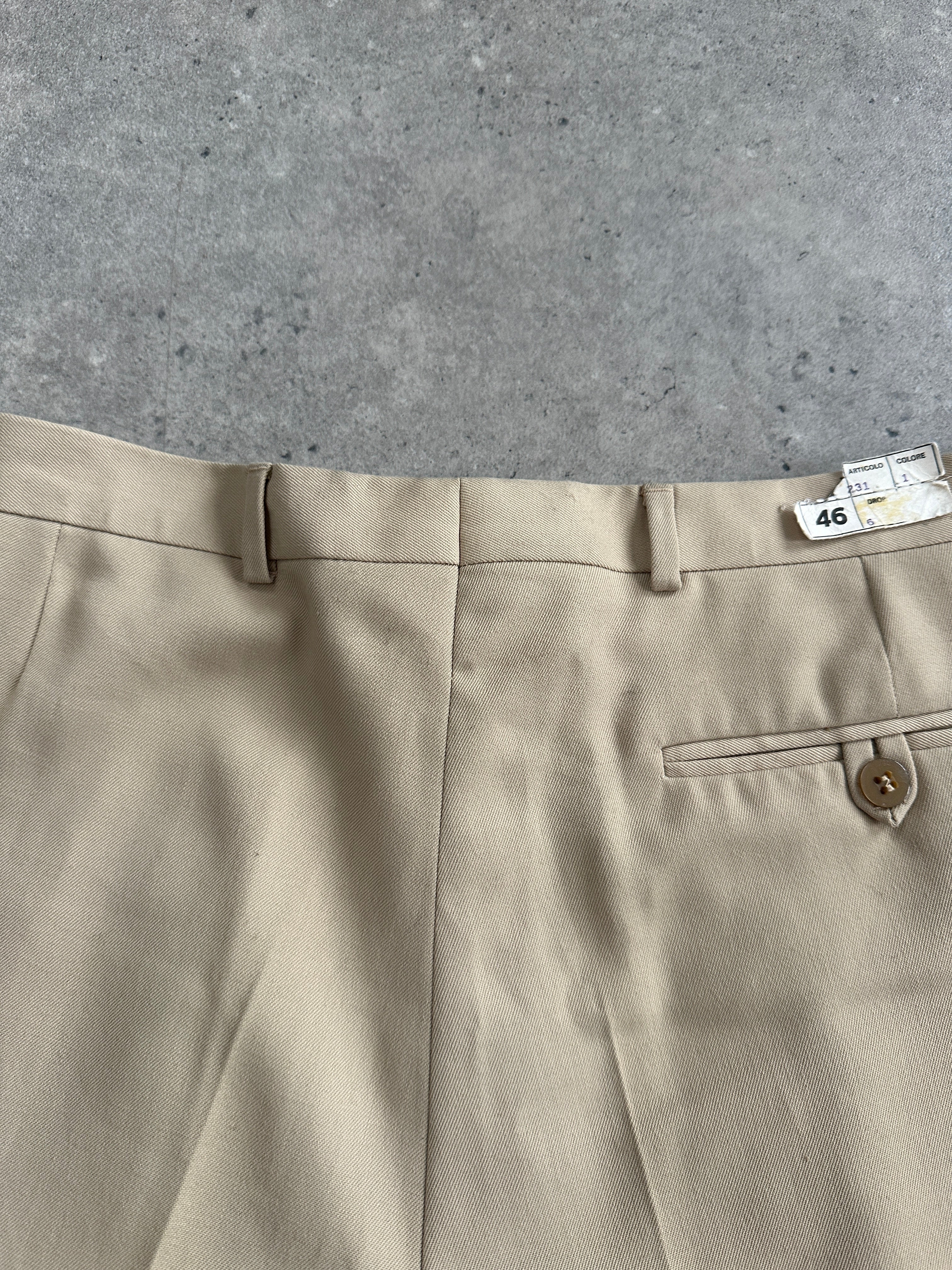 Vintage mid-rise straight-leg tailored trousers in W28, featuring classic fit and clean lines, suitable for casual or formal wear.
