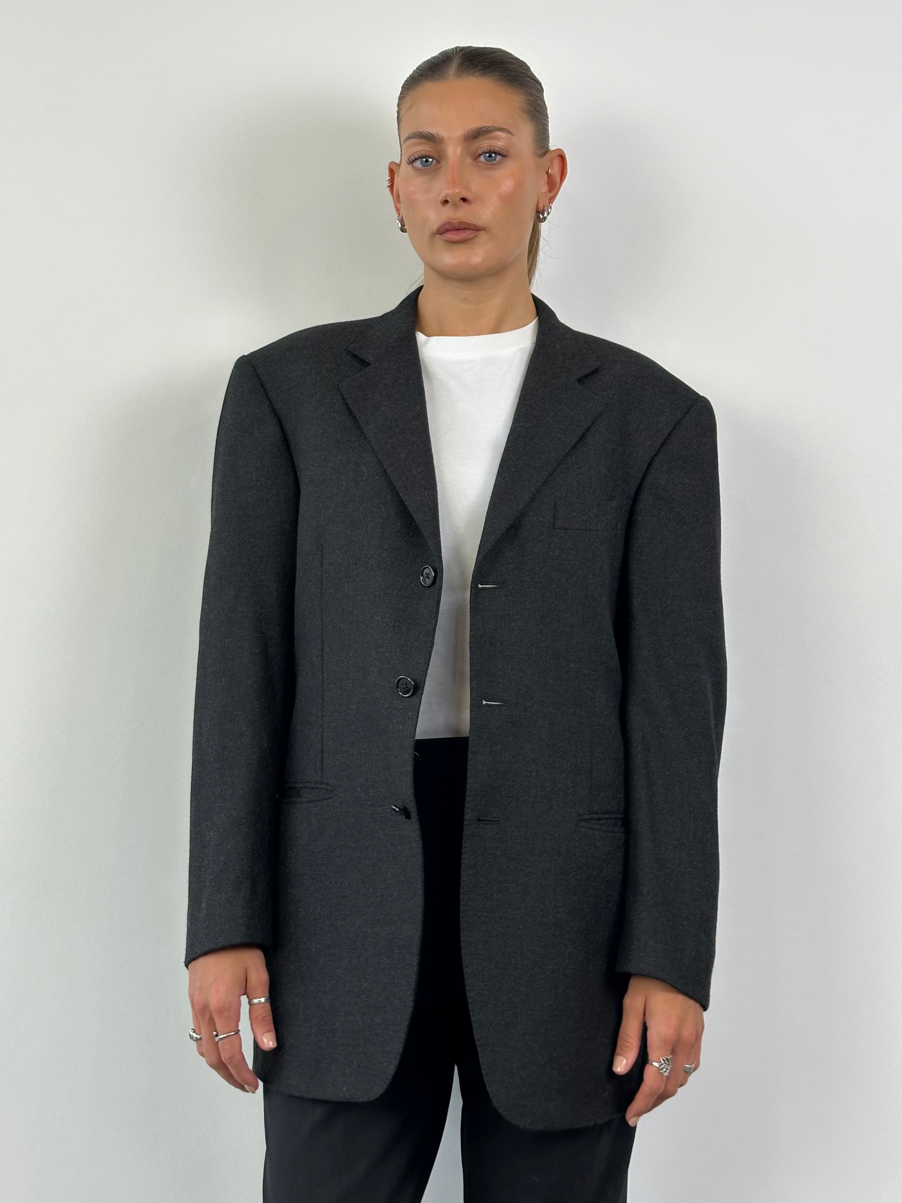 Loro Piana wool cashmere single-breasted blazer in size 40R/L, dark tailored blazer with notch lapels and button closure.