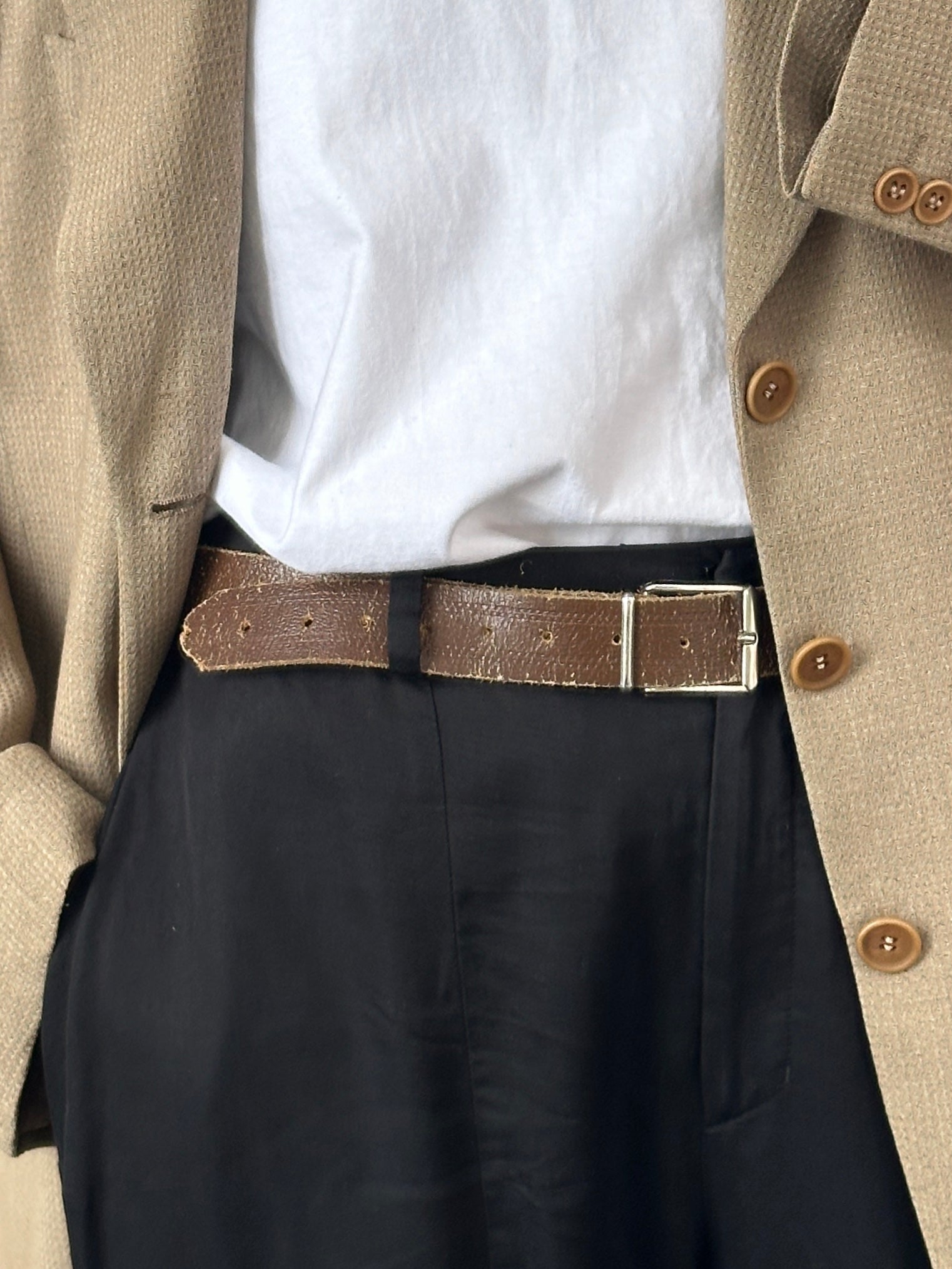 Vintage 1980s distressed slim leather belt with metal buckle, size W31-40, featuring a worn, vintage-inspired design.