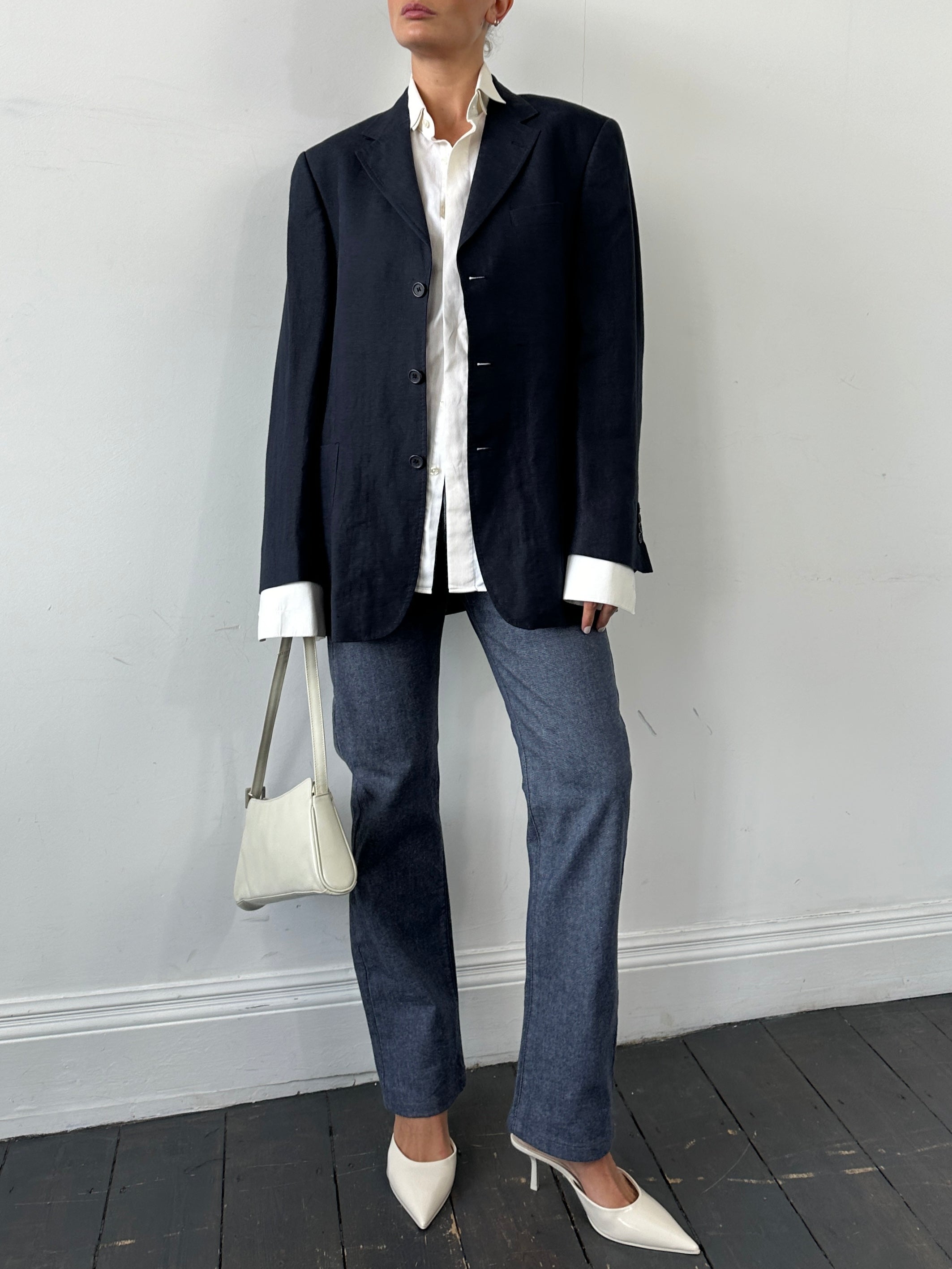 Vintage pure linen single-breasted blazer in size L, shown in natural light, highlighting classic tailored fit and textured fabric.