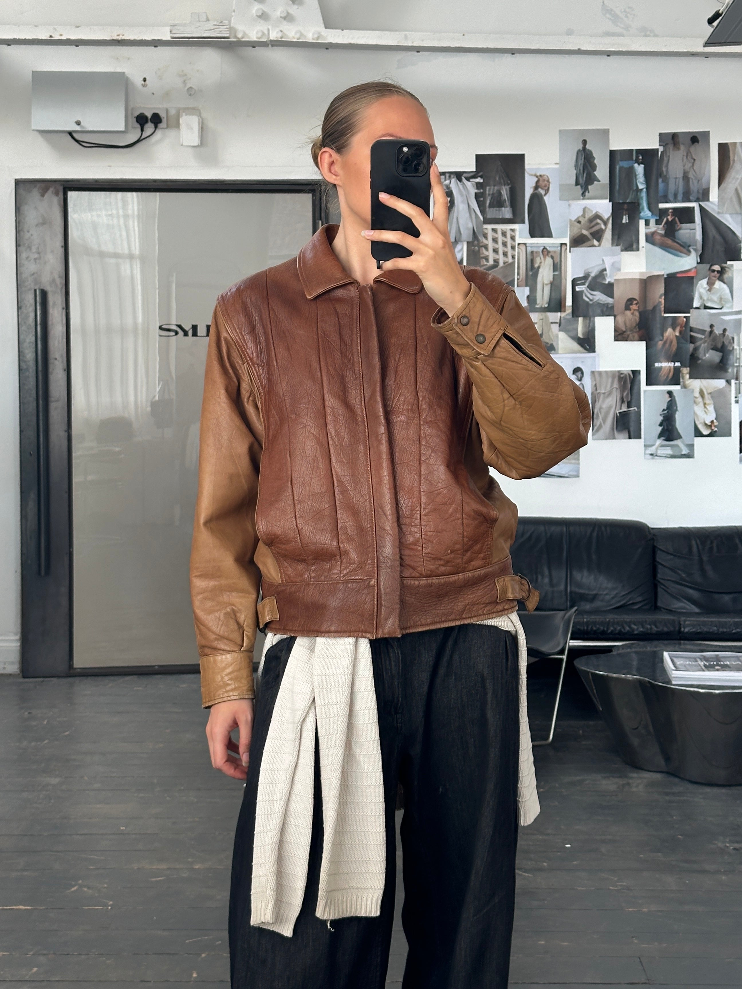 Vintage Italian 1980s leather bomber jacket in size M/L, featuring classic design, worn leather texture, and vintage style details.