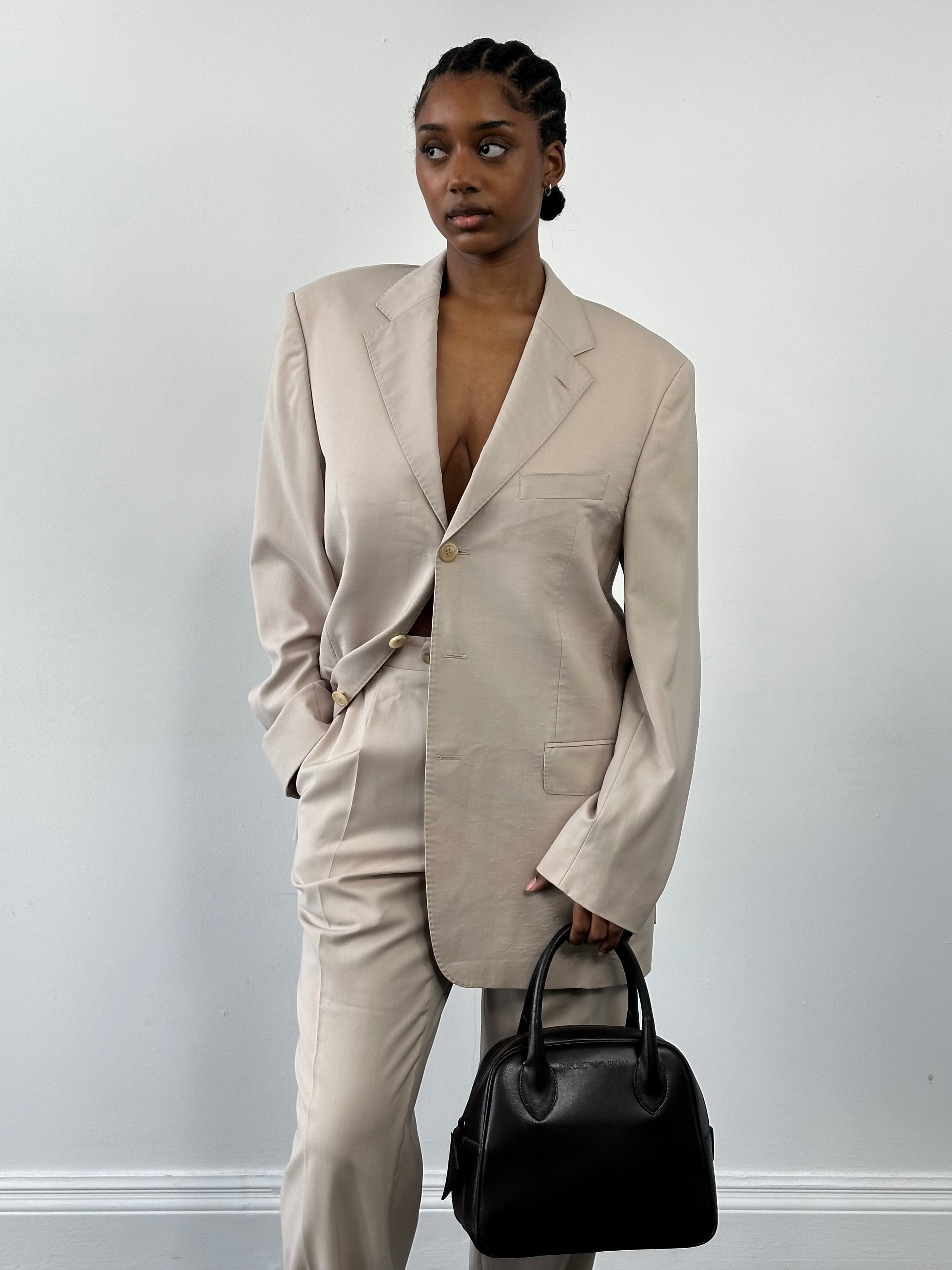 Hugo Boss 2000s pure wool single-breasted suit in size 40R/W34, tailored fit with classic lapel and matching trousers.