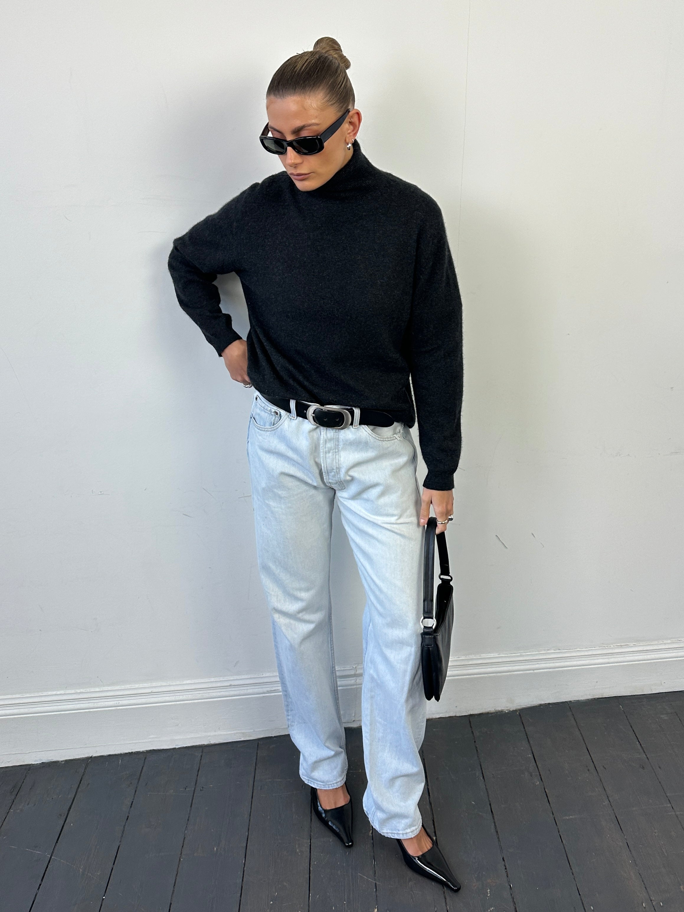 Vintage Italian pure cashmere roll neck jumper in size L, knitted sweater with a classic ribbed design and soft texture.