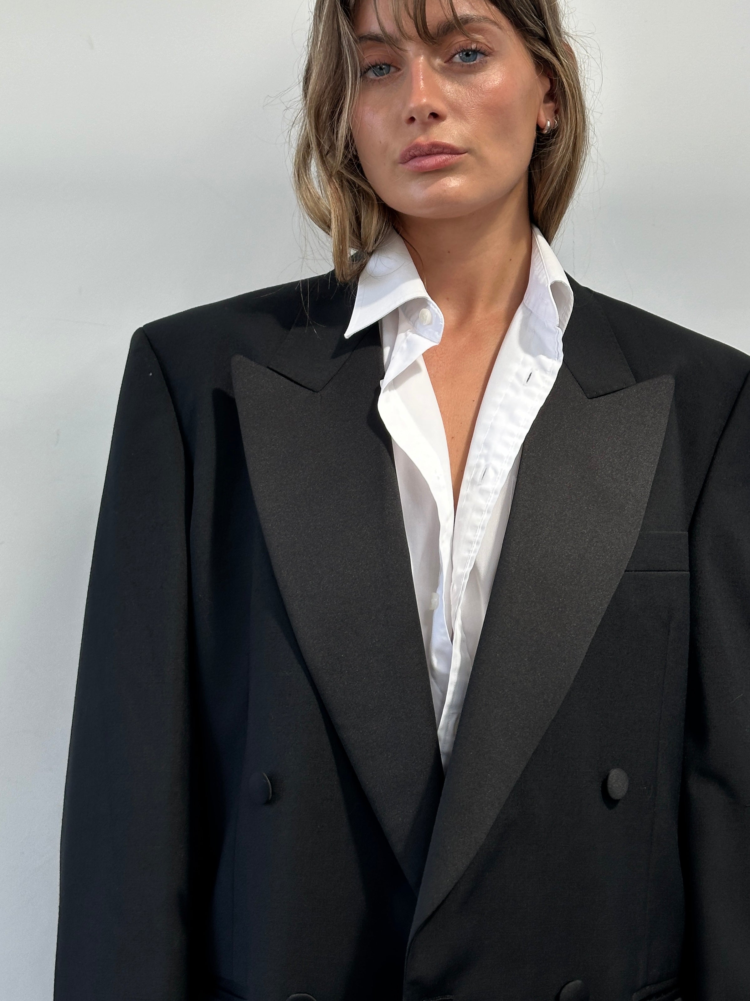 Jaeger tuxedo suit in pure wool, double-breasted, size 42R/W28, featuring a classic tailored fit and sleek lapel design.