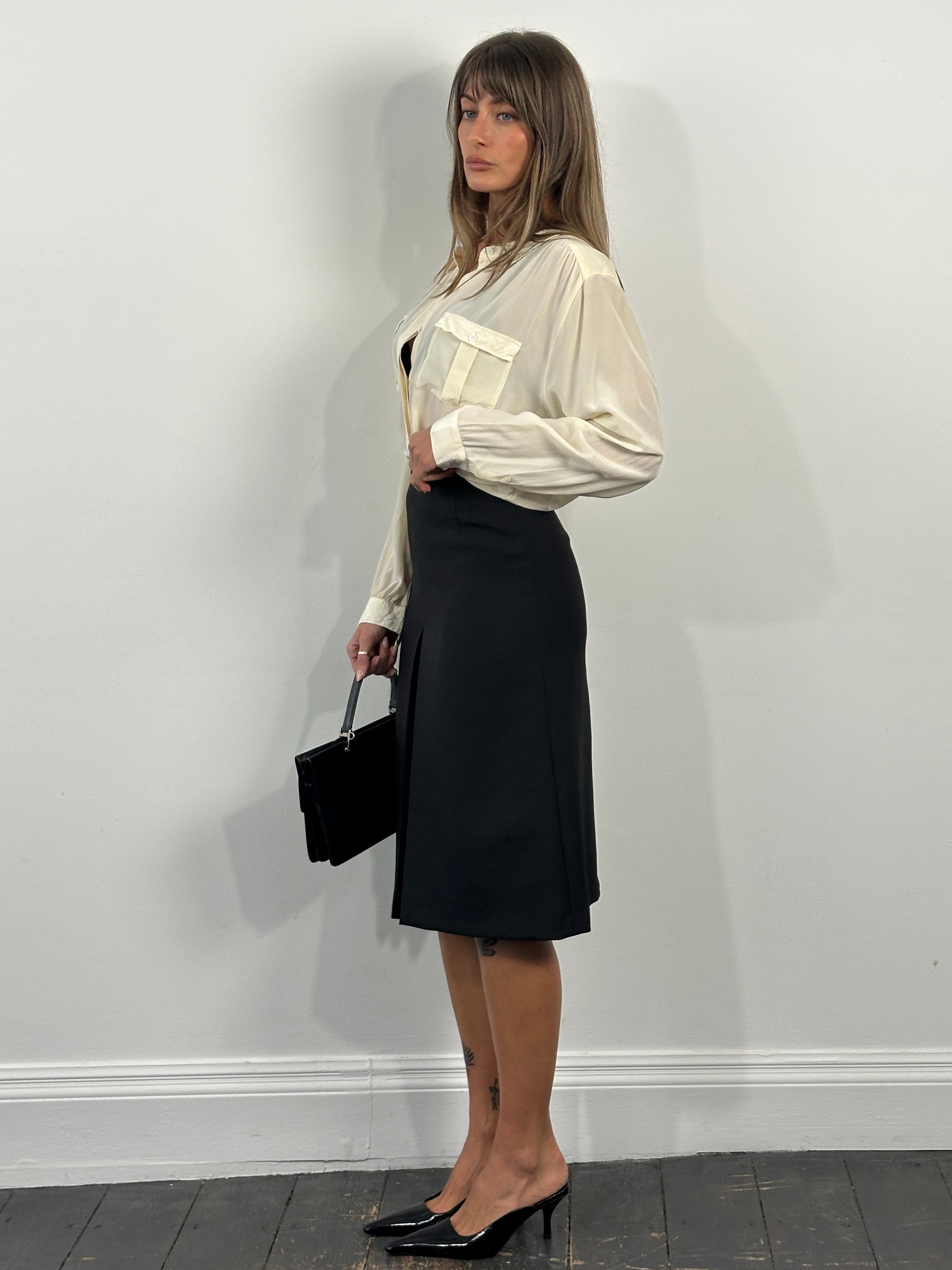 Vintage 1990s A-line skirt in size W26, casual retro style, with a fitted waist and flared hem, displayed on a mannequin.