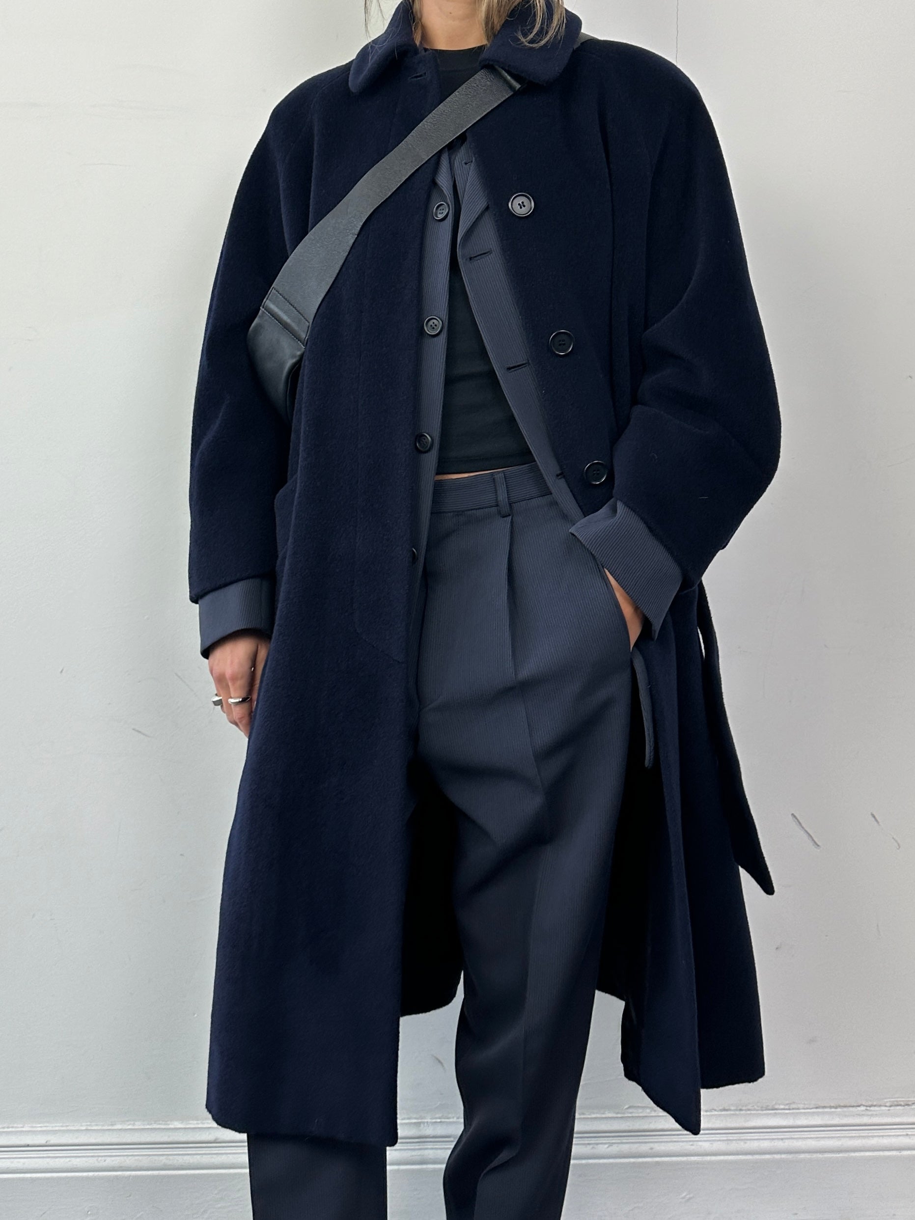 Vintage wool belted coat with concealed placket and single-breasted design in size L, featuring a classic vintage style.