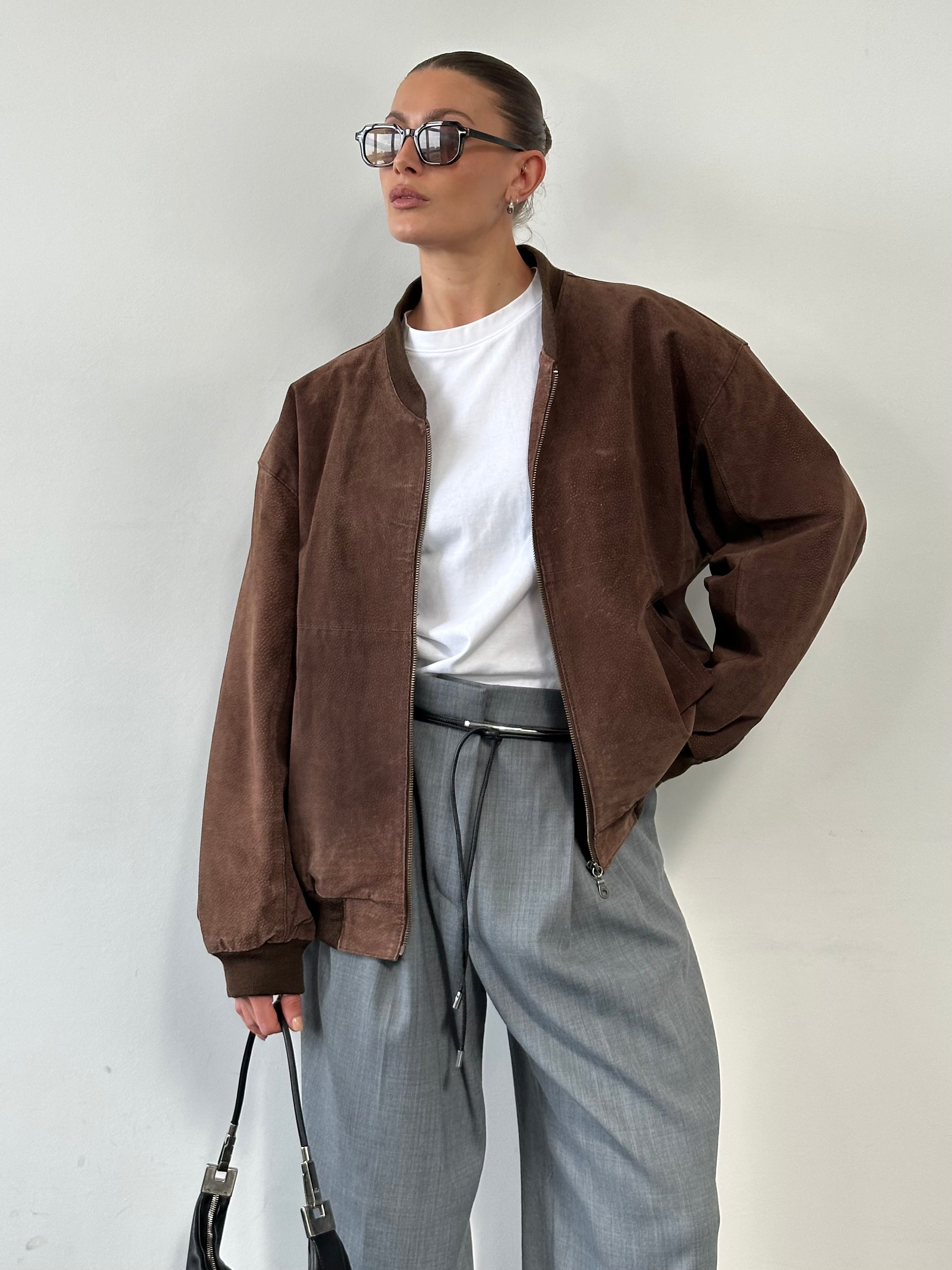 Vintage suede bomber jacket in XL/XXL with classic design, featuring a soft suede texture and a relaxed fit.