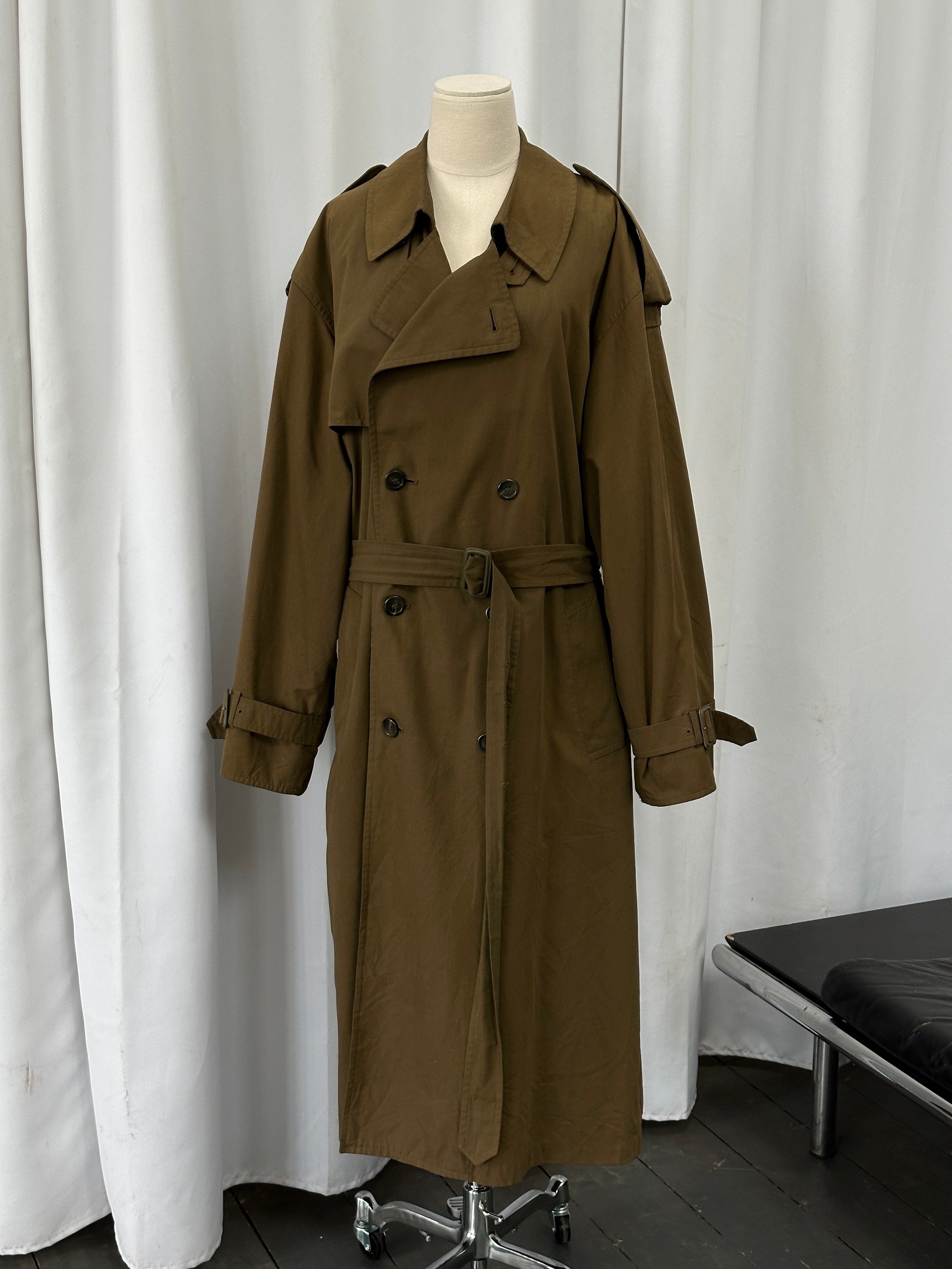 London Fog 1980s high neck belted trench coat in XXL, stylish beige coat with belt, high collar, and classic trench design.