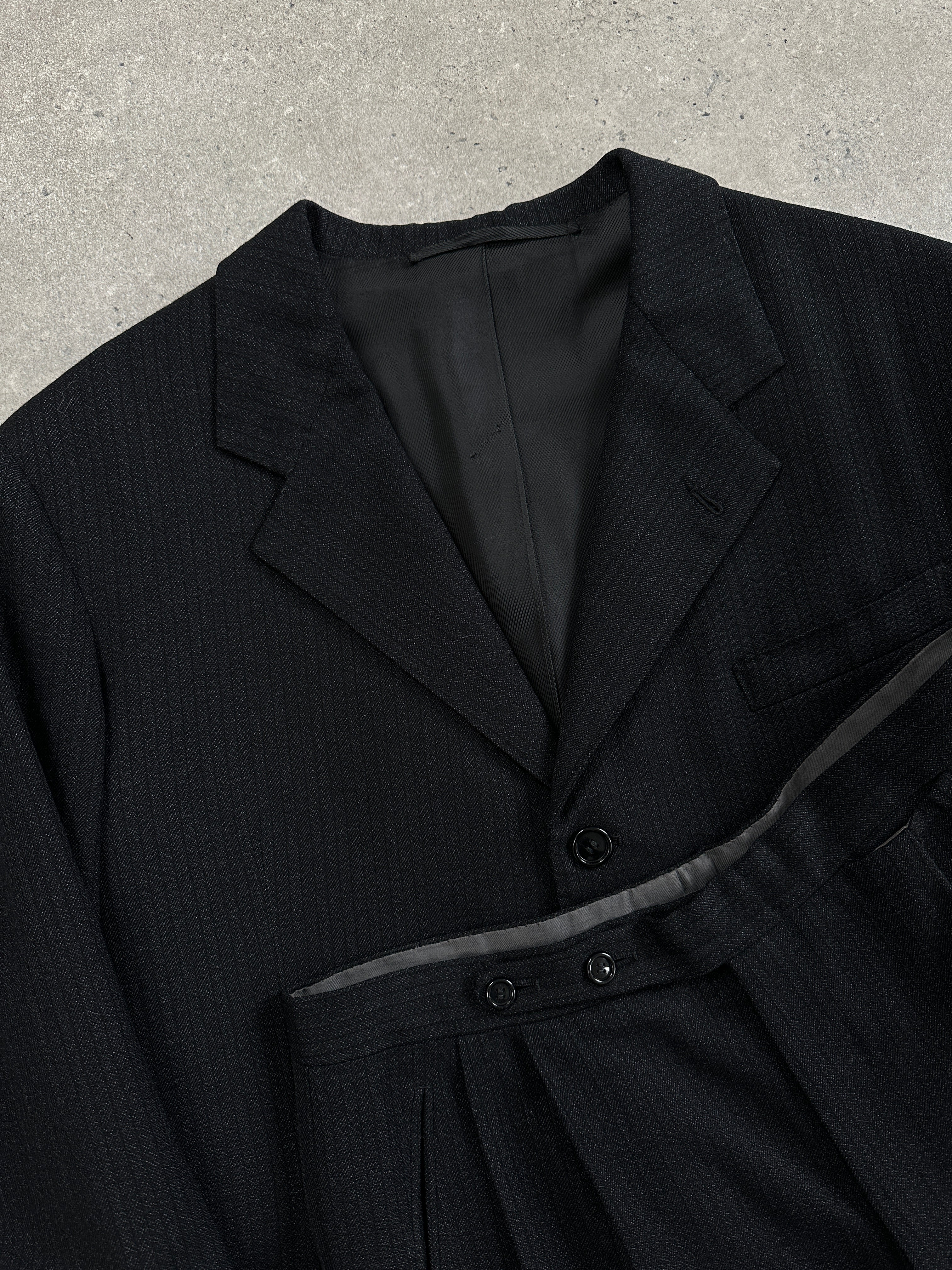 Vintage wool single-breasted suit jacket in size 40R, with classic tailoring and a timeless style.