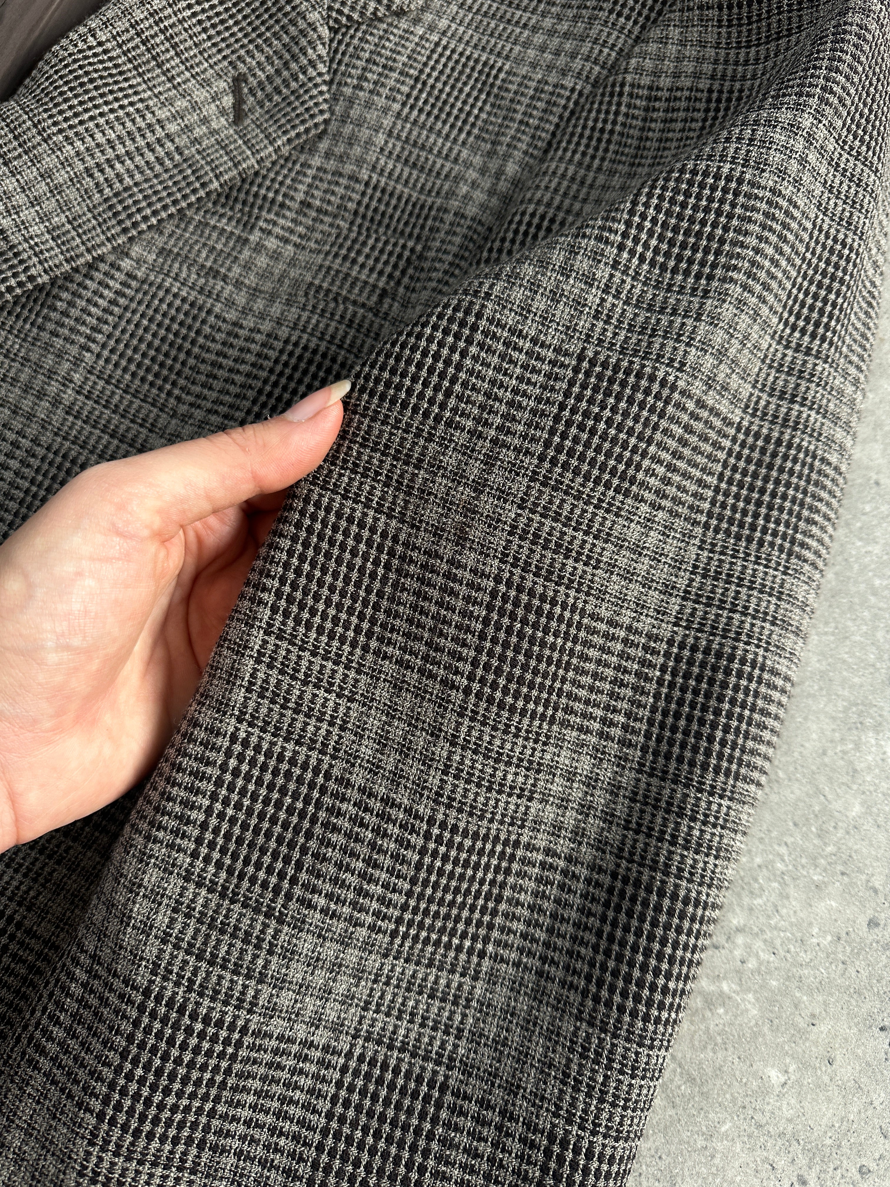 Giorgio Armani Le Collezioni 1980s pure wool check blazer in size 42R/XL, tailored fit with classic pattern and structured design.