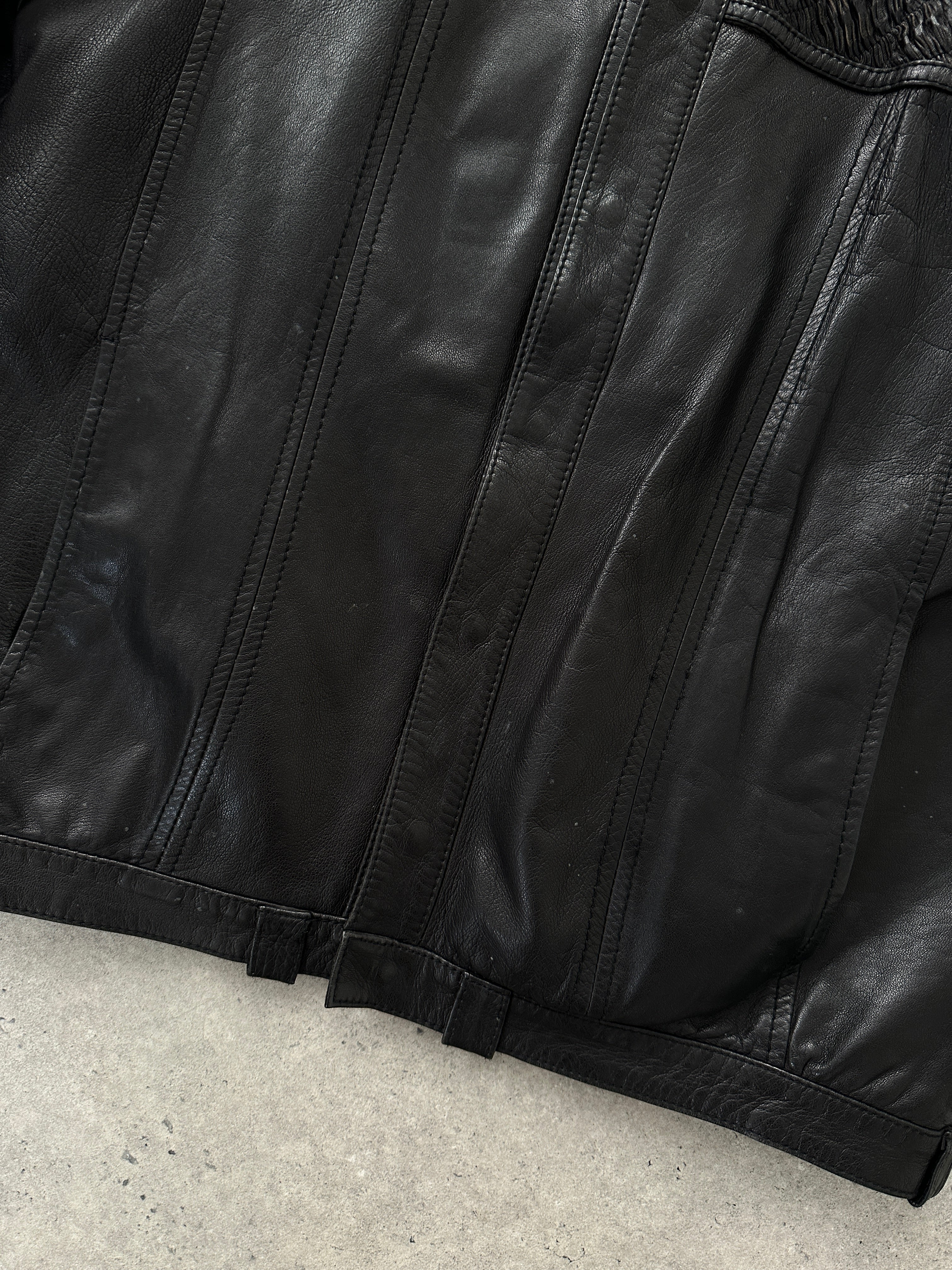 Vintage brand vintage ruched leather jacket in size M, featuring classic design with textured leather and stylish details.