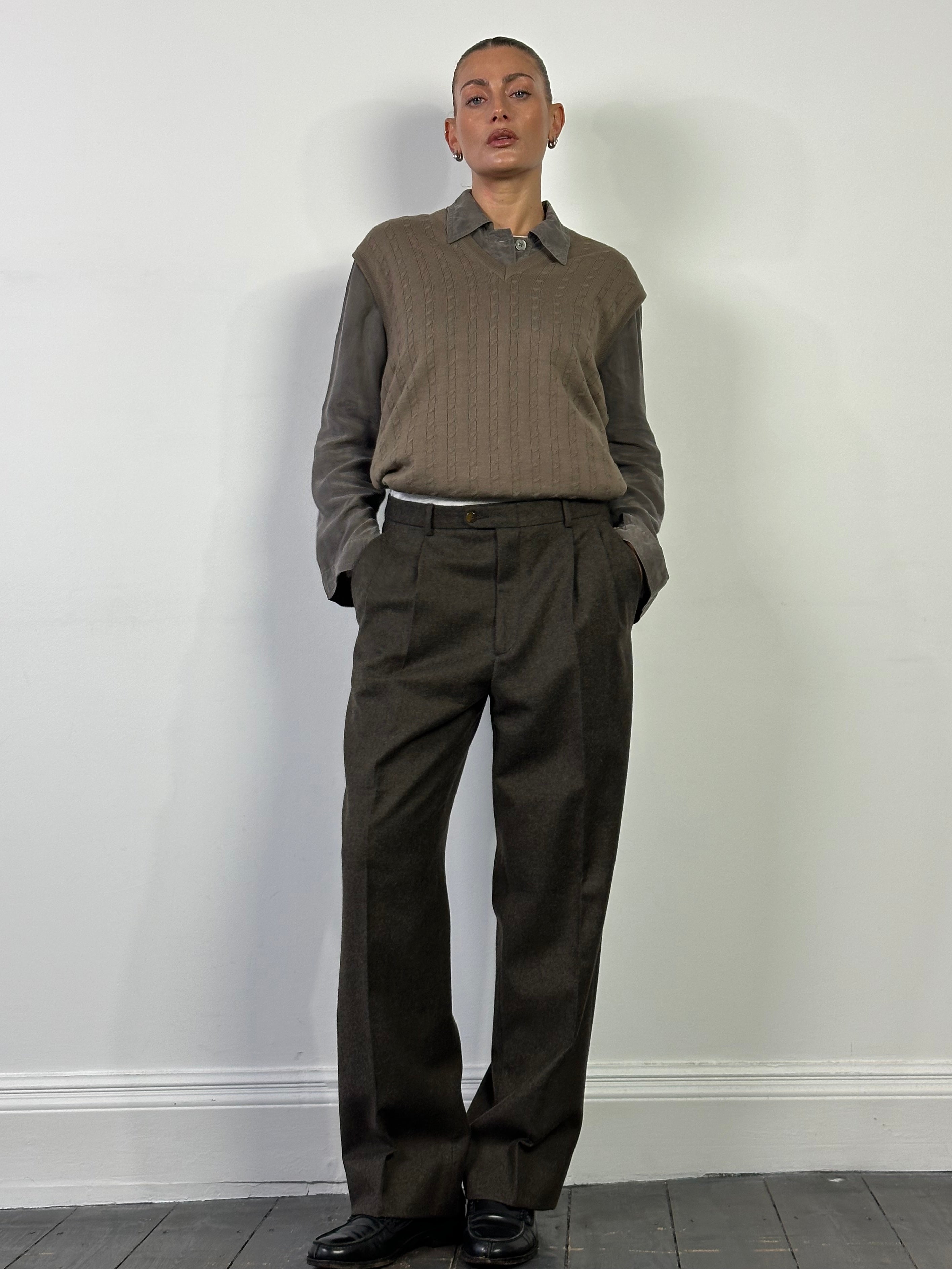 Vintage Italian tailored trousers made of pure brushed wool, size W32, with classic fit and vintage-inspired design.
