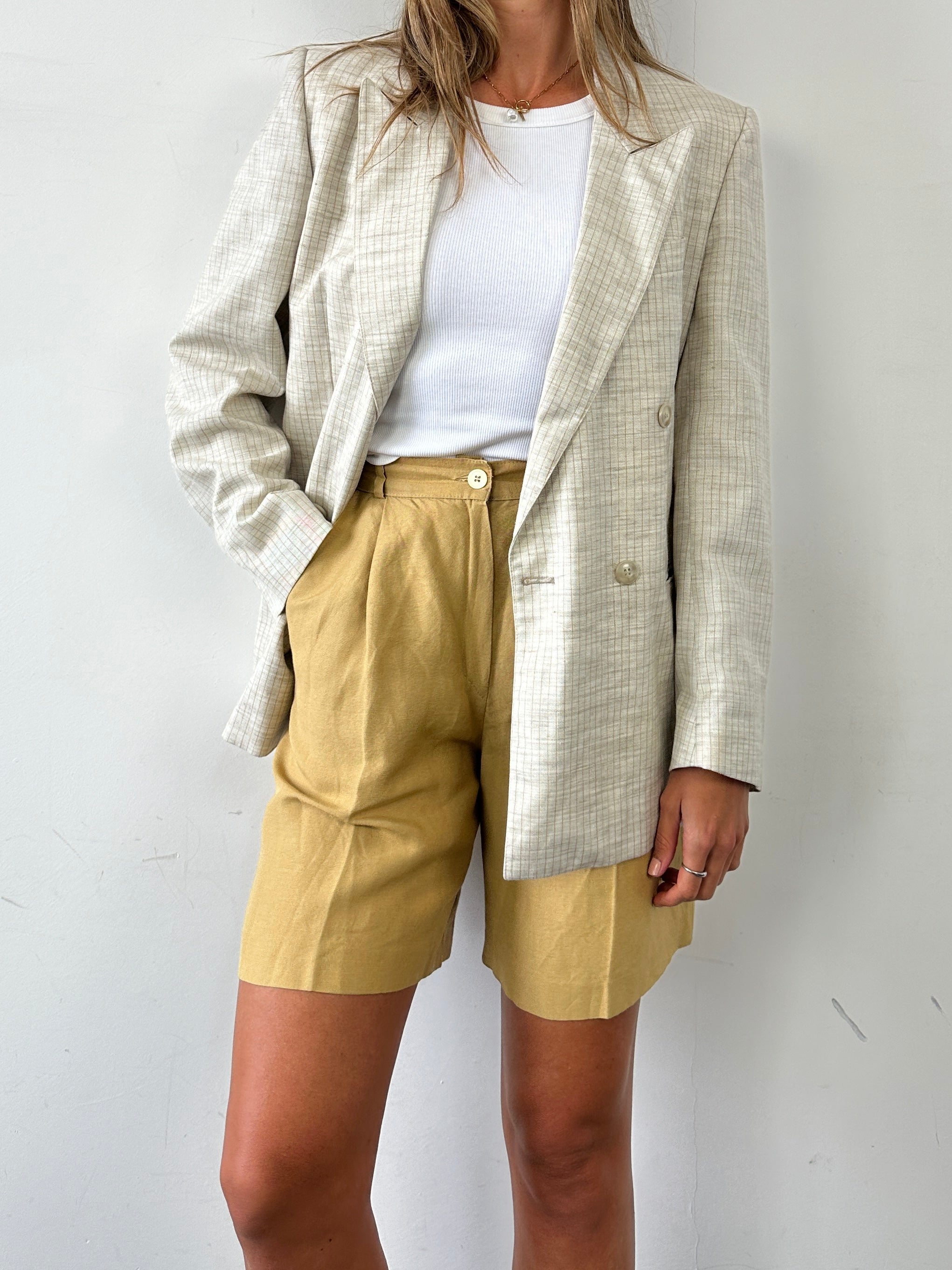 Vintage linen pleated wide-leg shorts in size W26, featuring a relaxed fit and classic vintage style.