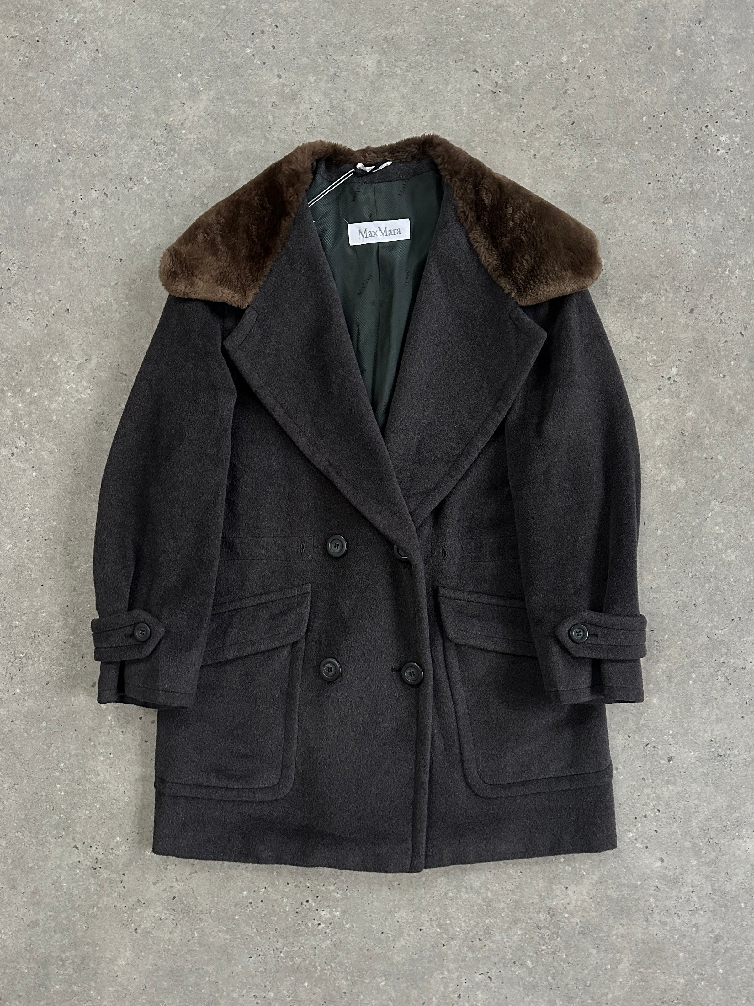 Max Mara 1990s wool and cashmere coat with plush fur collar, stylish M/L size, tailored for a luxurious look.
