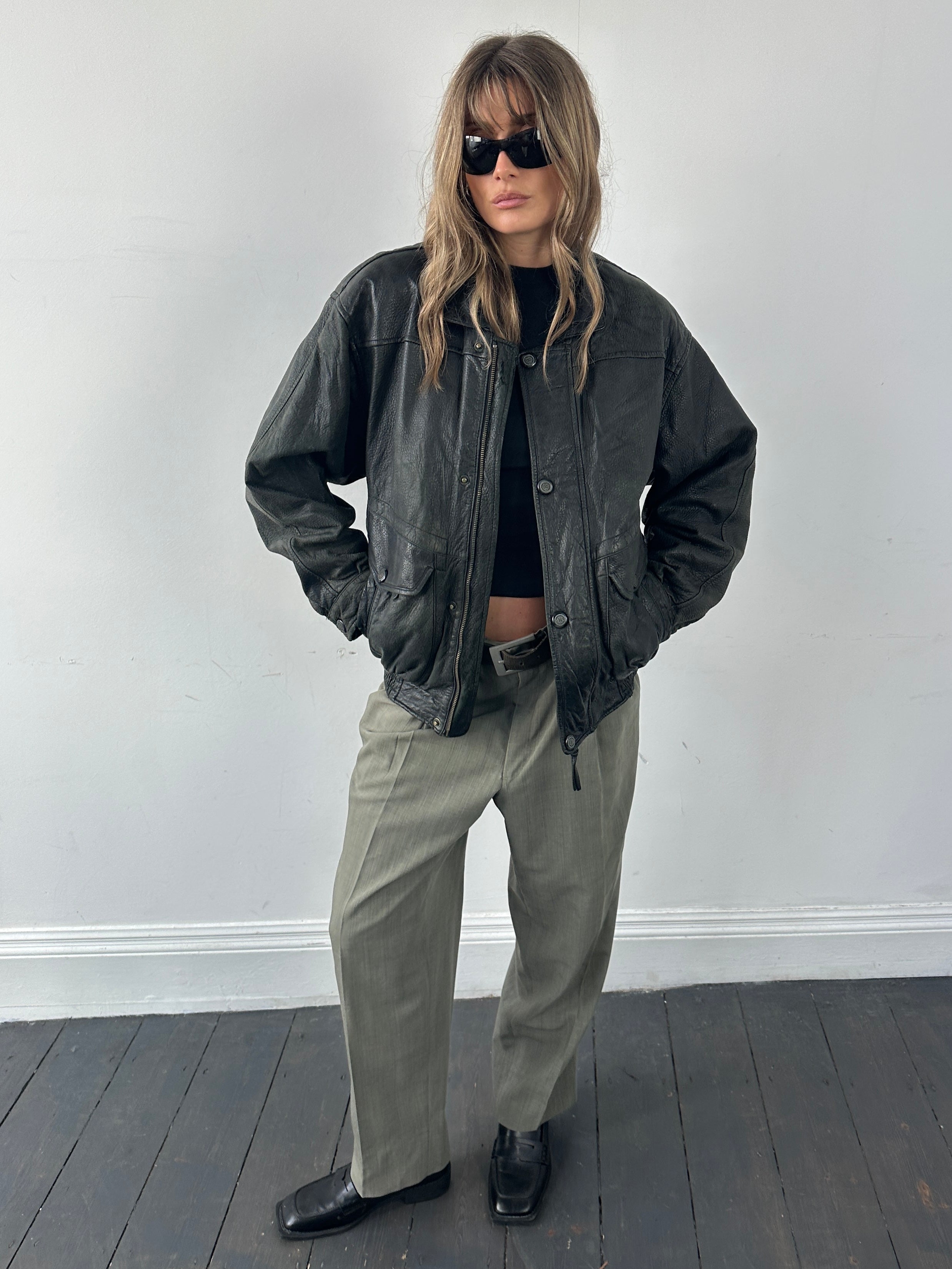 Vintage textured leather bomber jacket in size M/L, featuring classic design and durable leather material.