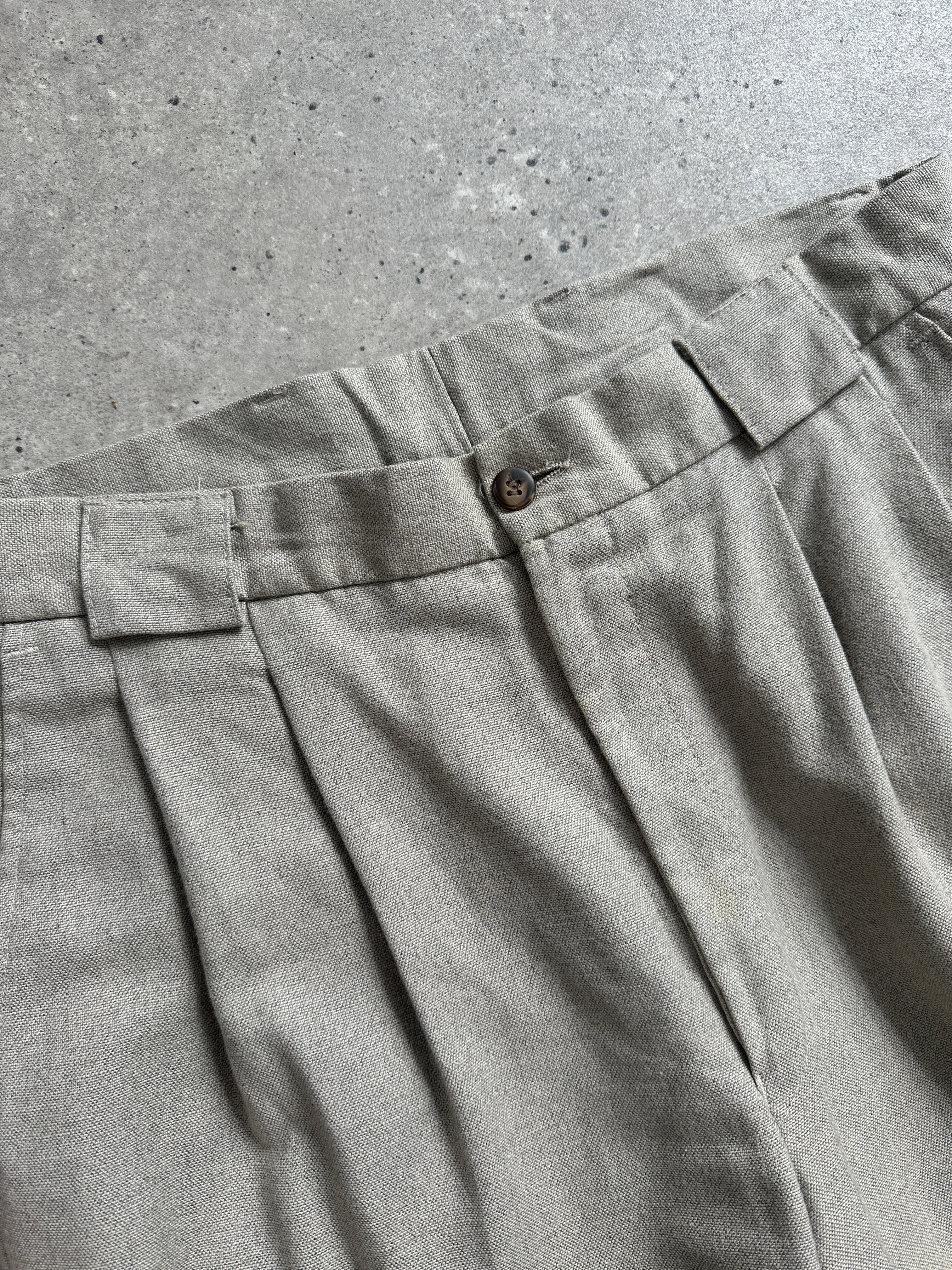 British Vintage cotton linen high-waisted trousers in size W30, featuring a classic fit and neutral color.