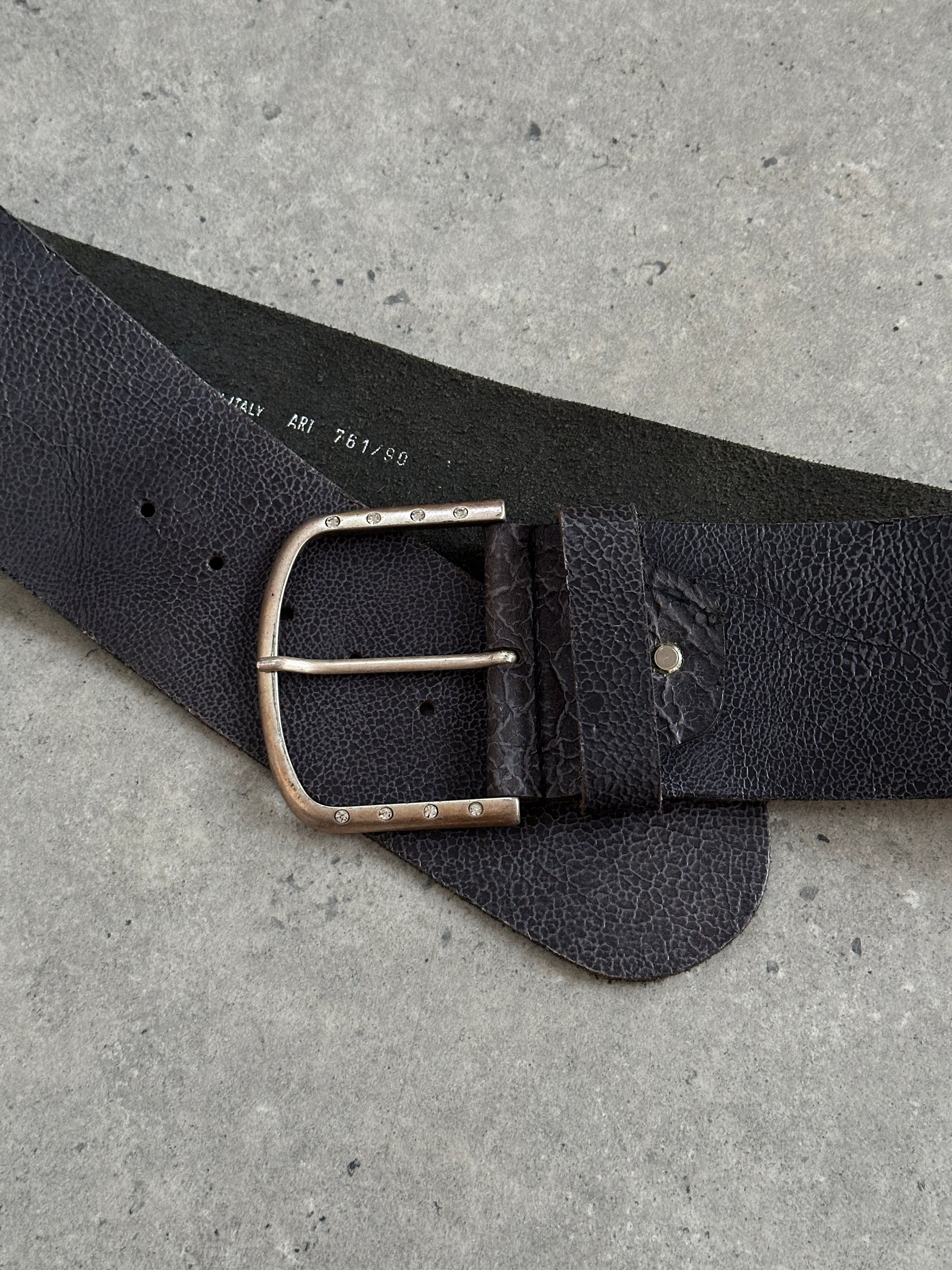 Italian vintage 1990s chunky leather belt in natural brown with bold stitching, size W33-37, featuring a classic buckle design