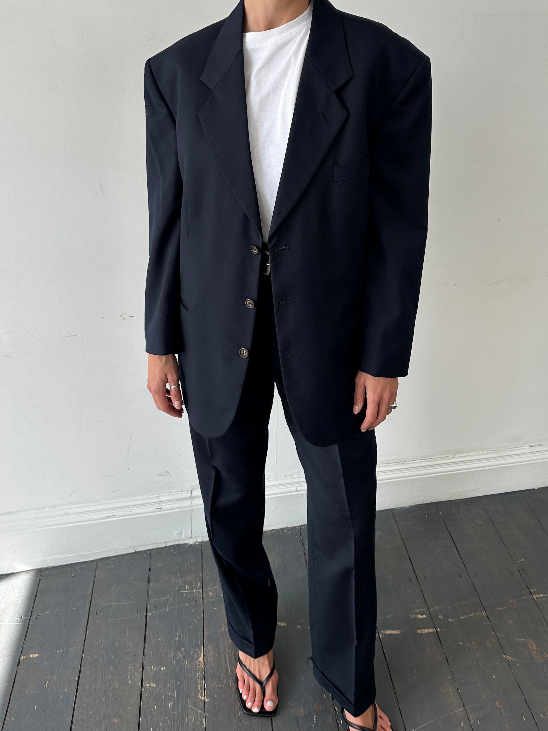 Vintage wool blazer in size 42R/XL, single-breasted design with a boxy fit, featuring classic tailoring and textured fabric.