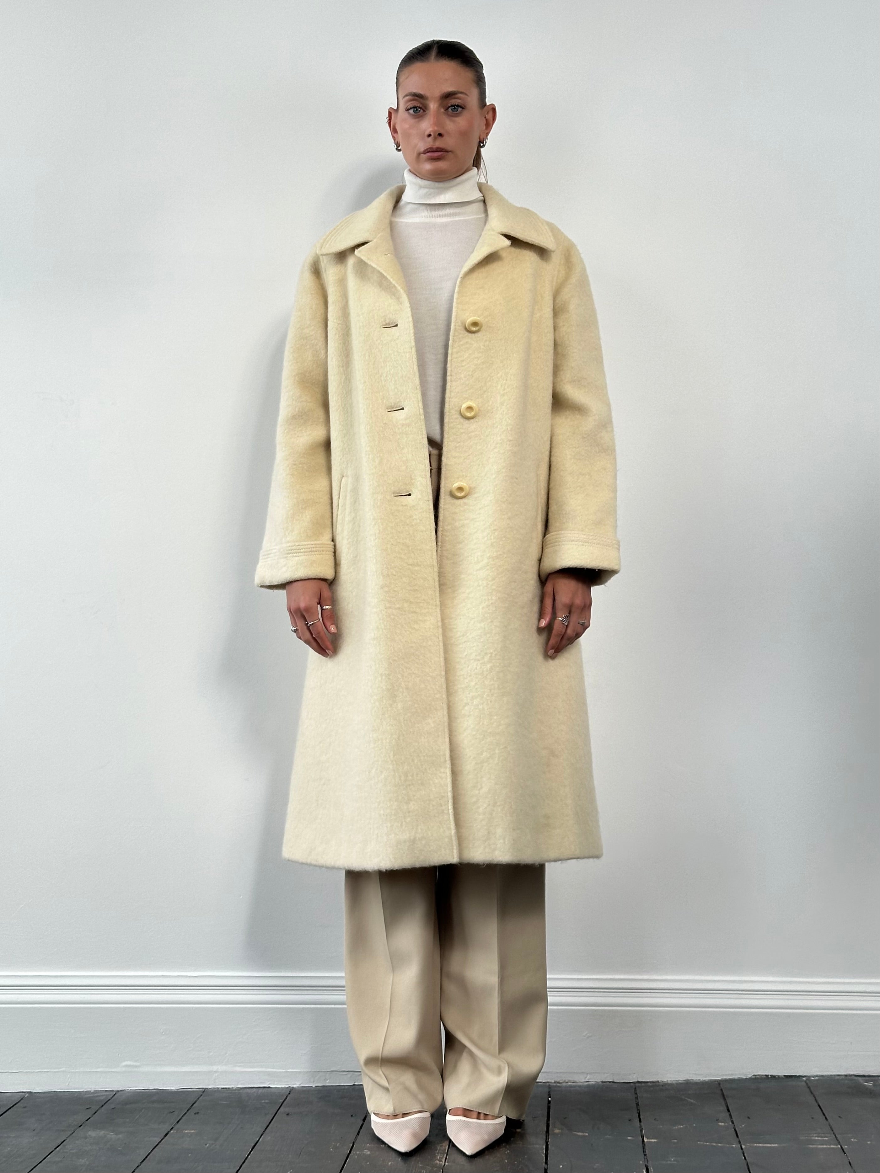 Vintage fuzzy wool mohair single-breasted coat in size L, featuring a classic vintage style with textured fabric and a tailored fit.