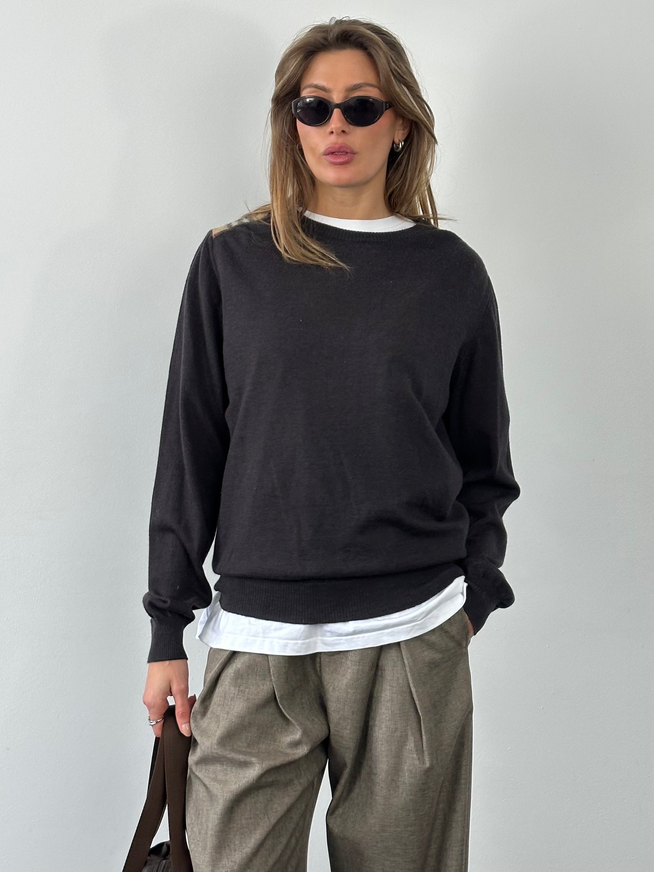 Burberry London 2000s wool knit jumper in size M, featuring classic design and soft wool fabric, displayed on a neutral background.