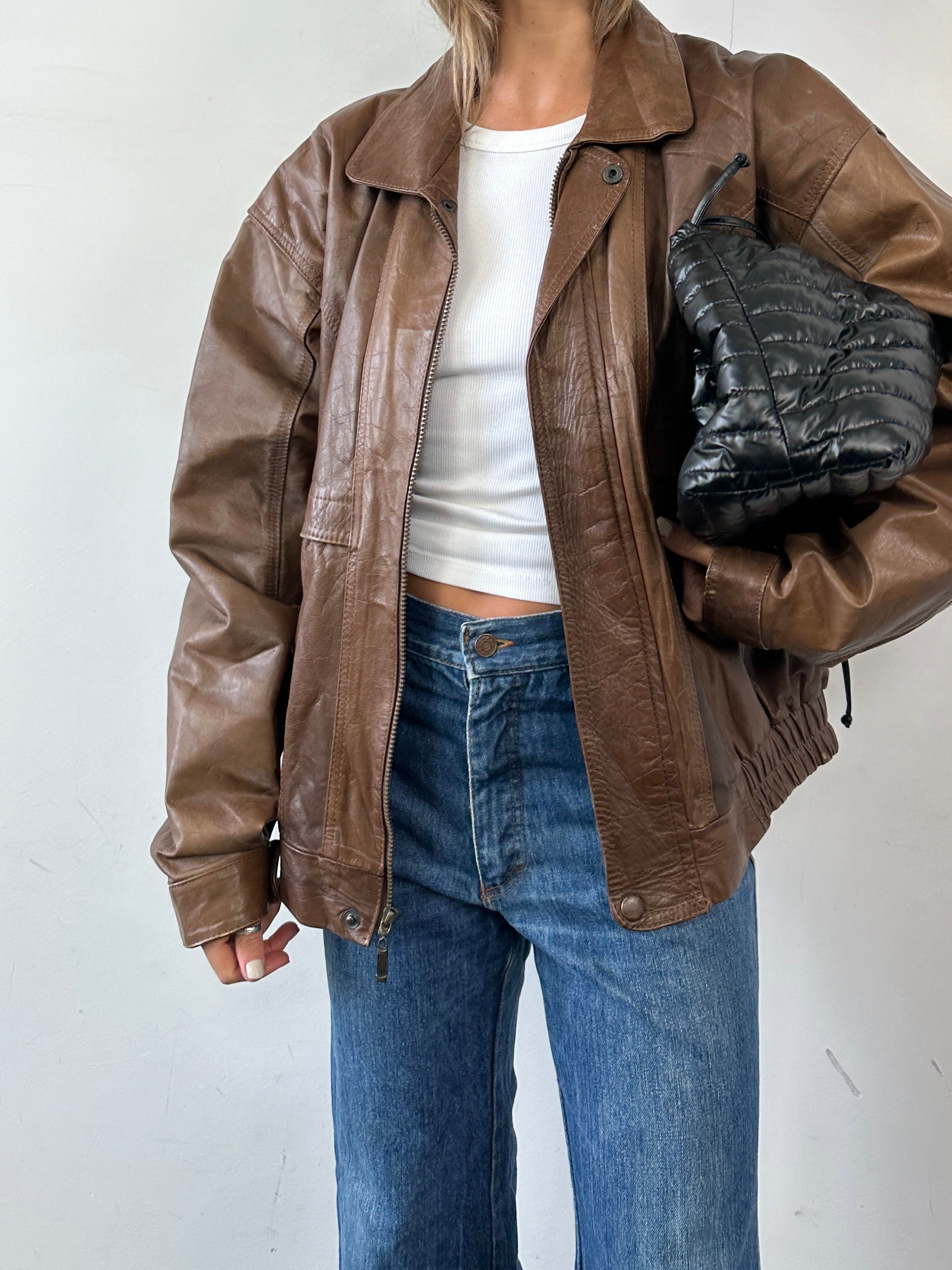 Vintage leather bomber jacket in XL size, featuring a classic tobacco color and vintage-style design.