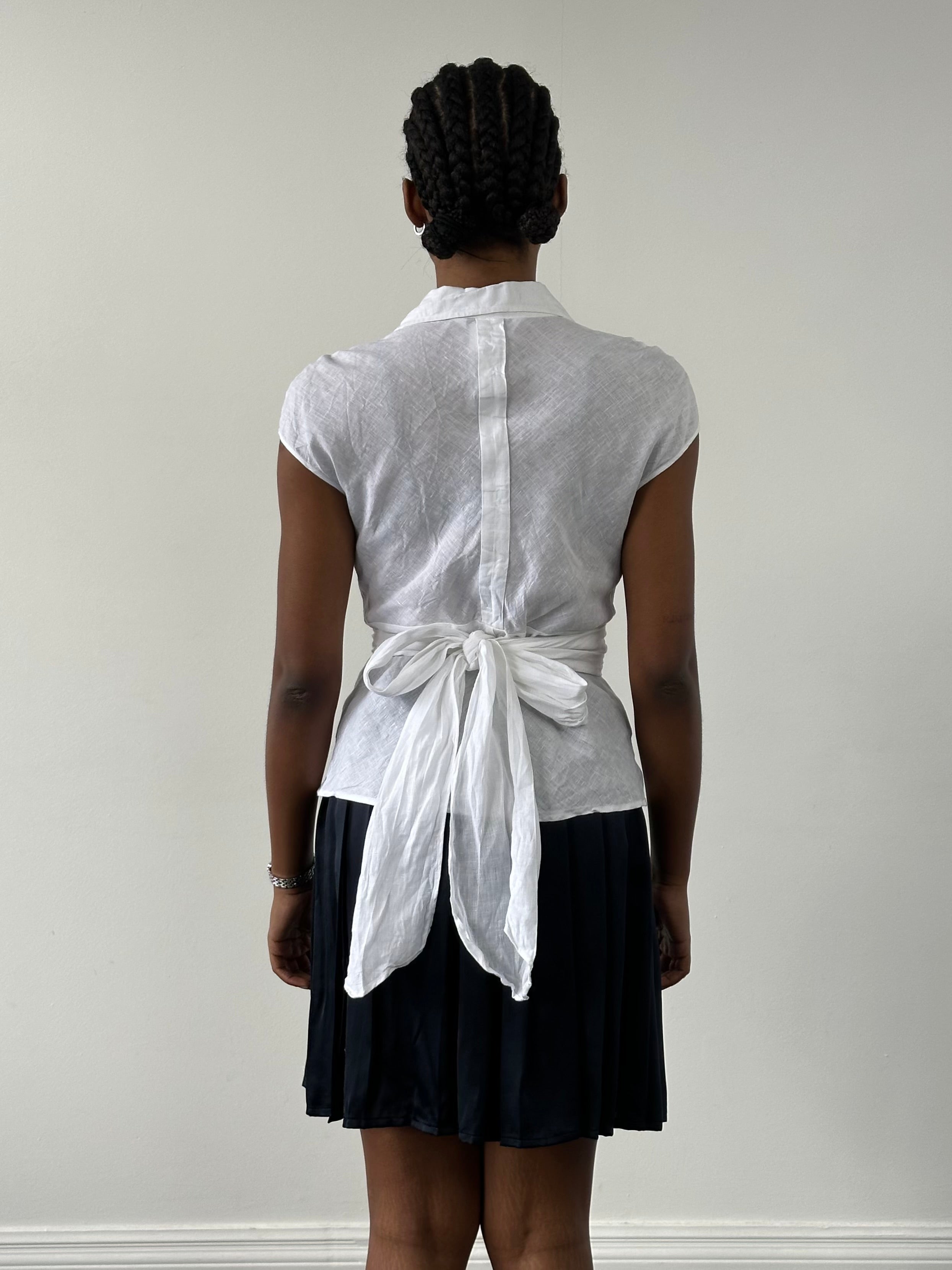 Vintage Italian 1990s pure silk pleated skirt, size W24, showcasing elegant fabric and classic pleat design.