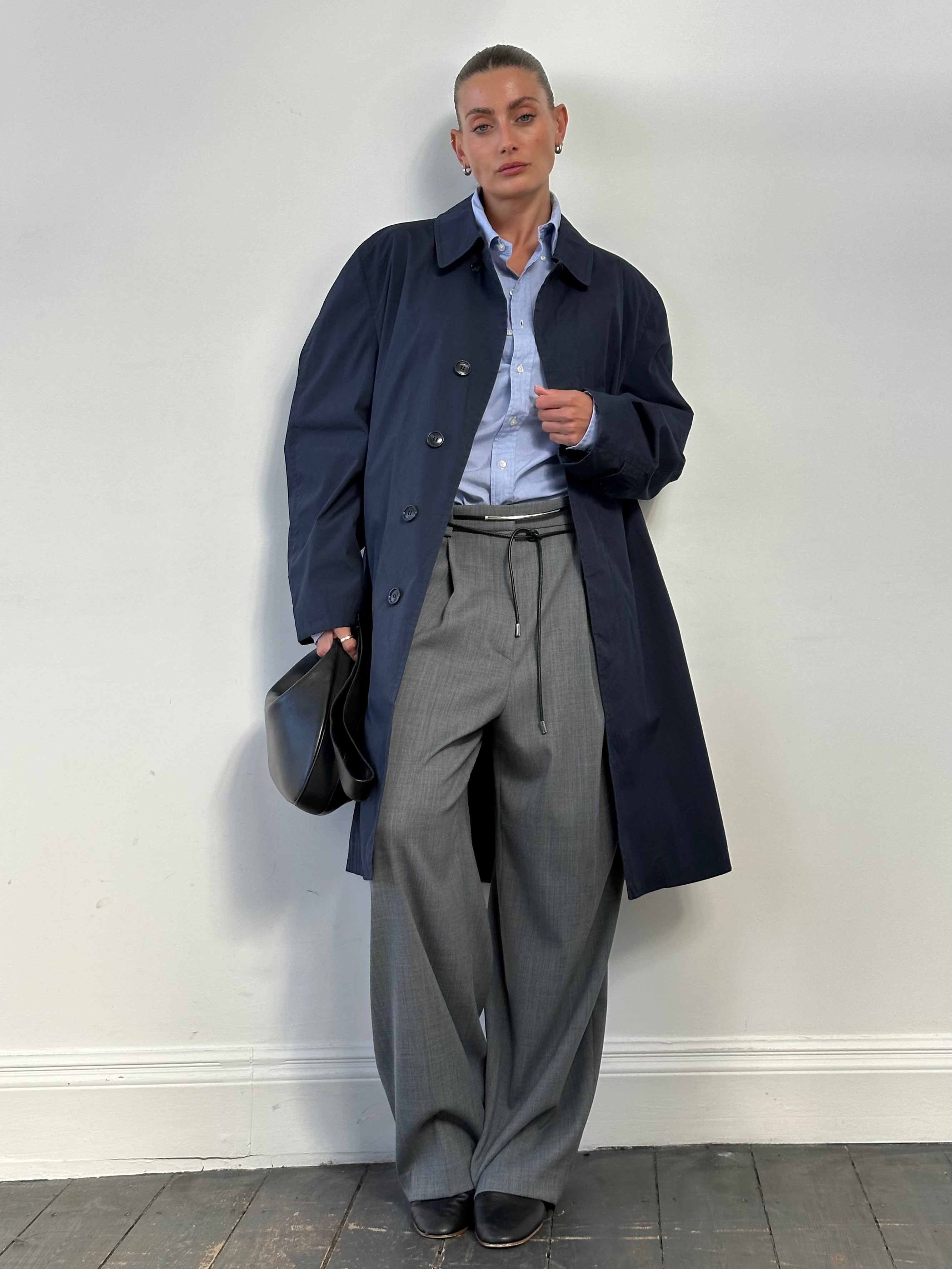 London Fog concealed placket trench coat in XL, stylish and classic outerwear with a tailored fit and timeless design.