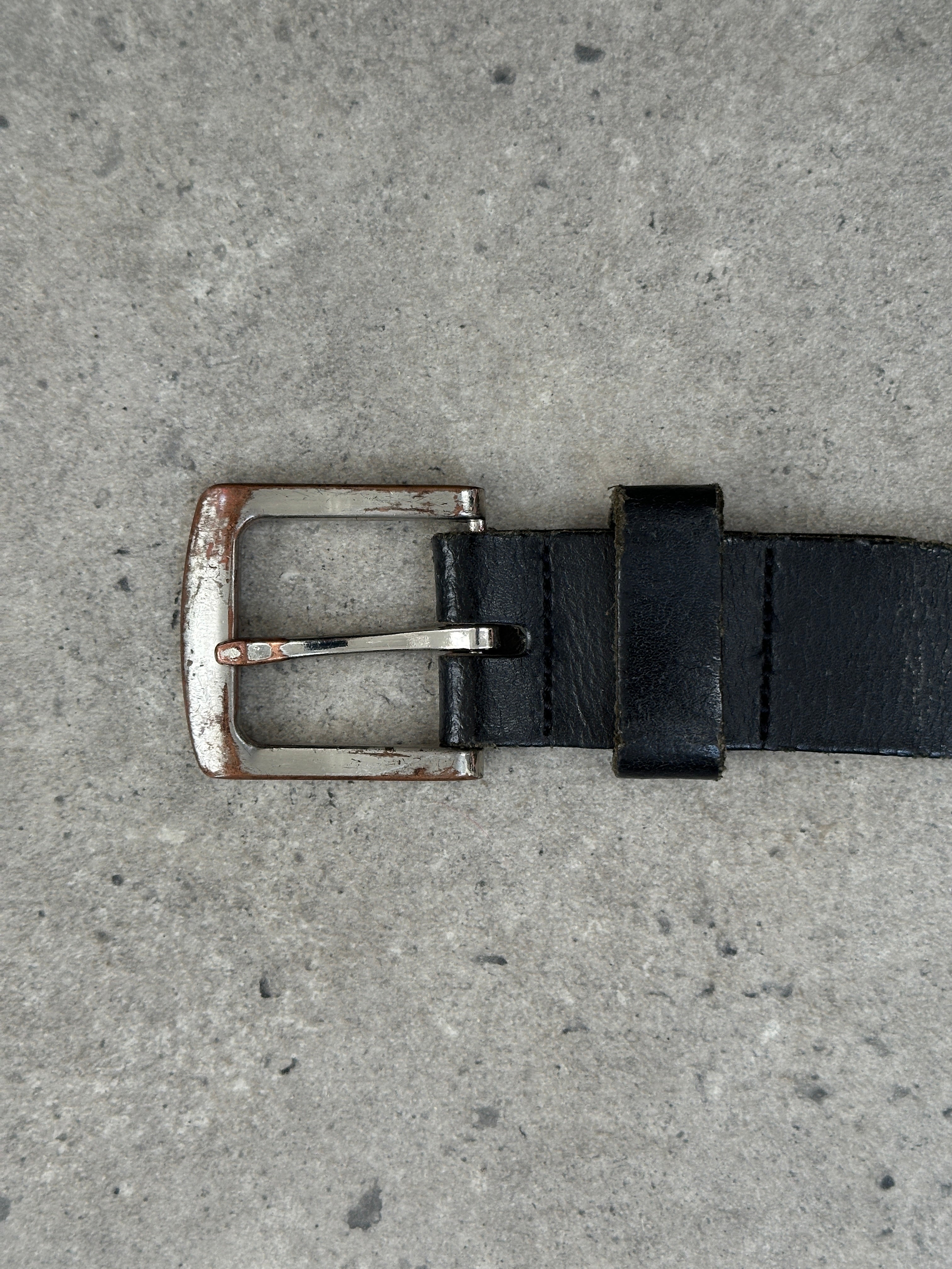 Vintage chrome leather belt in size W34-38, featuring a classic buckle and sleek finish, ideal for casual or formal outfits.