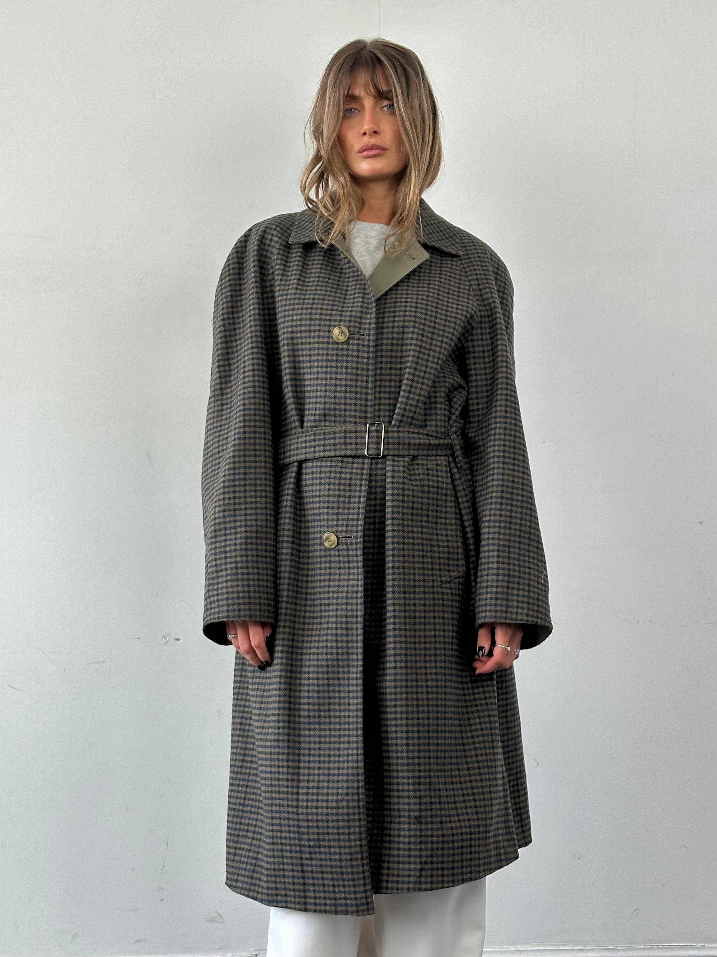 Vintage reversible wool trench coat with belt, oversized XL size, featuring classic design and warm, textured fabric.