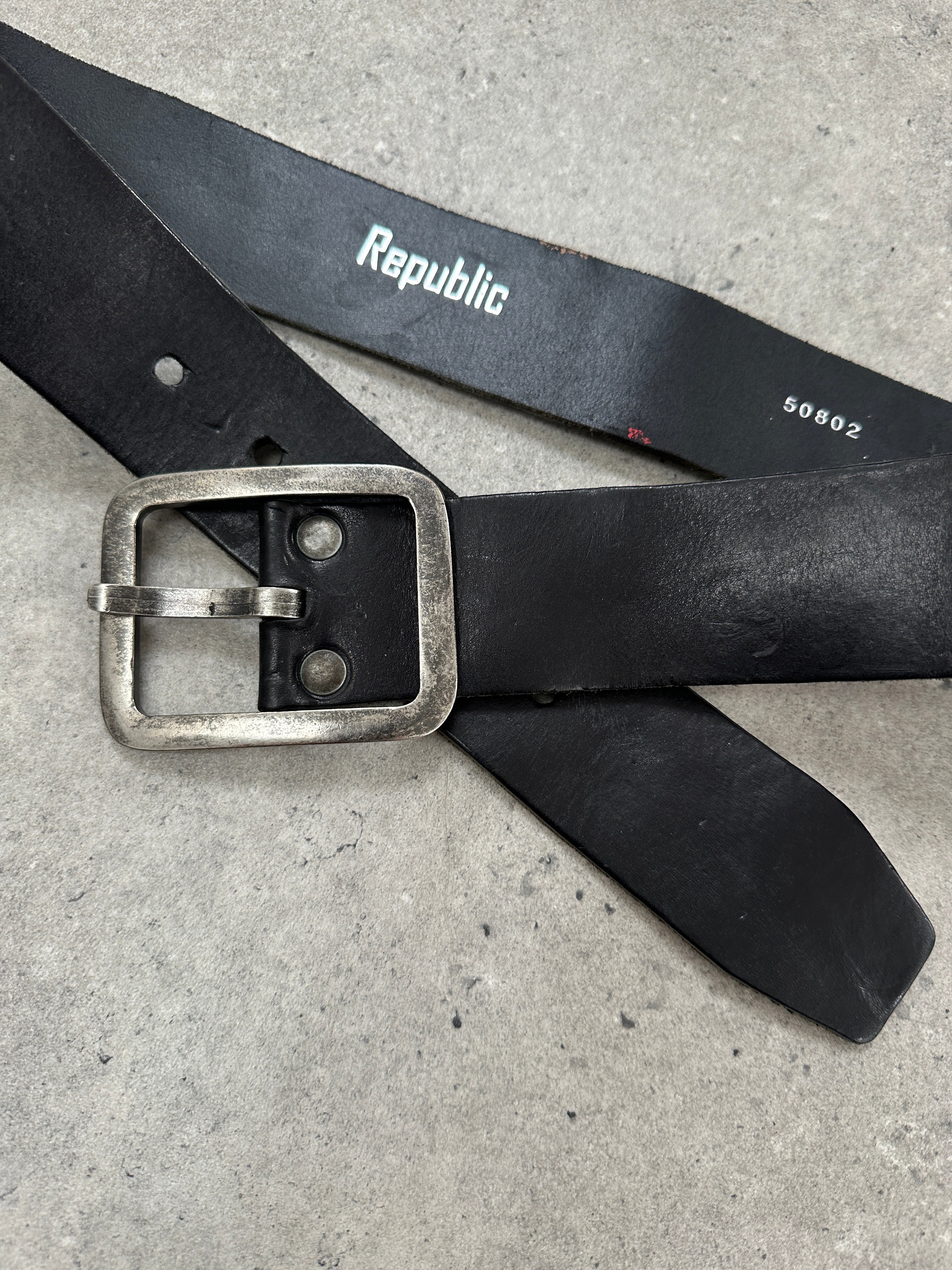 Vintage 1990s chrome rectangle buckle leather belt, size W35-39, with classic distressed leather and retro buckle design.