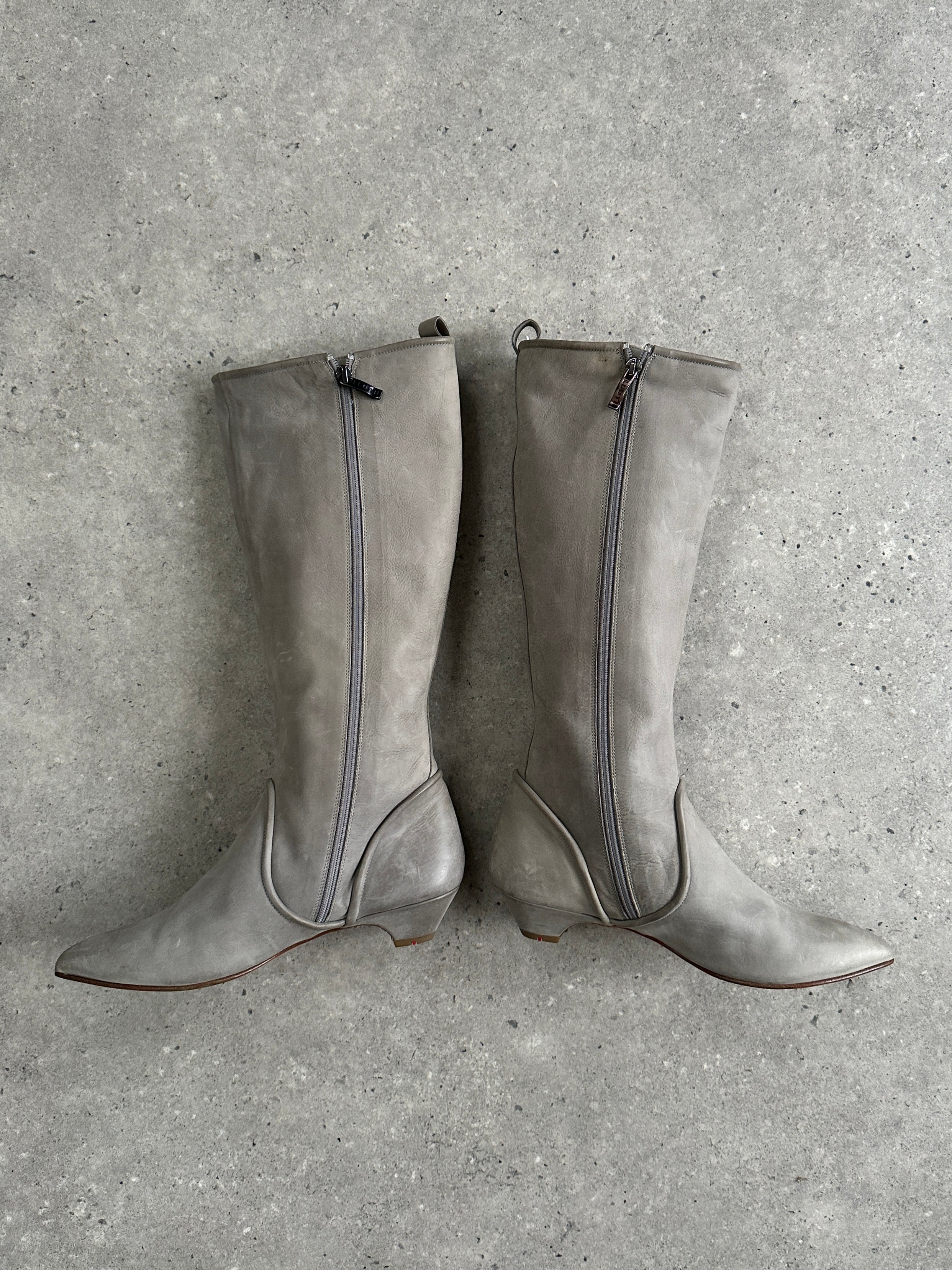 Vintage Italian vintage nubuck leather knee boots in UK 3.5, featuring sleek design and classic knee-high style.