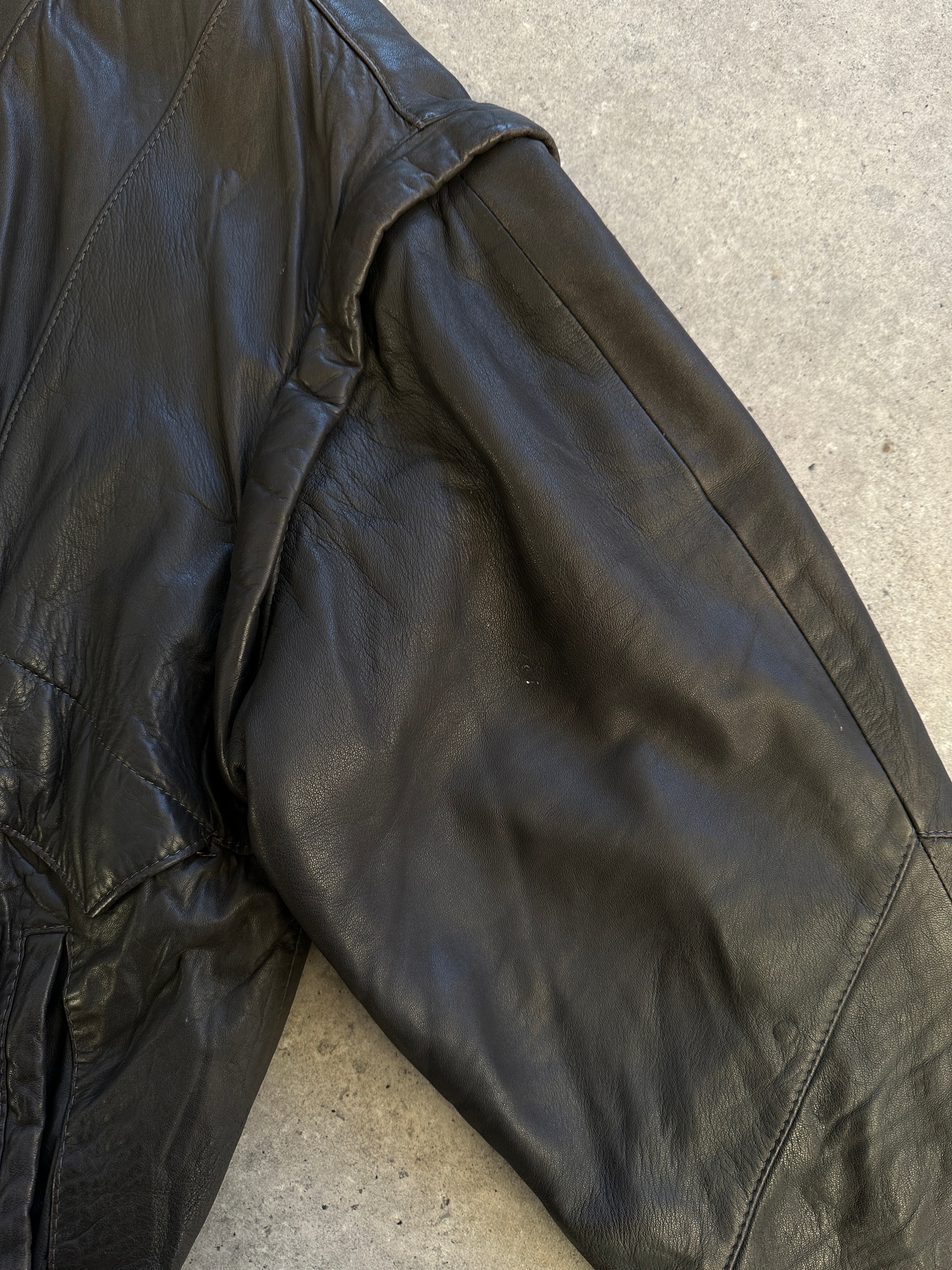 Vintage leather bomber gilet jacket in size M, featuring classic design with a smooth leather finish and stylish collar.