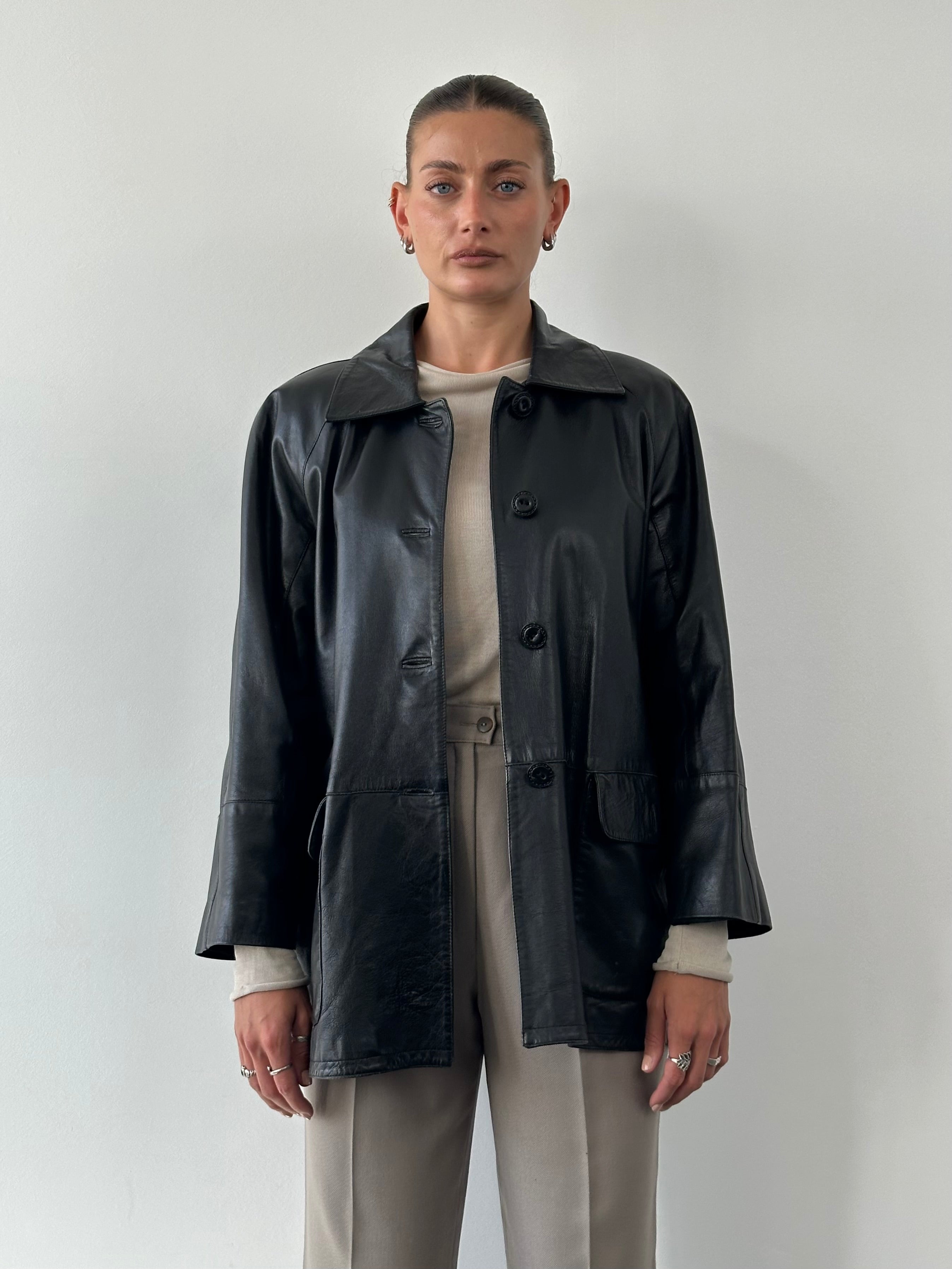 Vintage Italian vintage leather A-line jacket in smooth leather, size large, stylish and classic design.