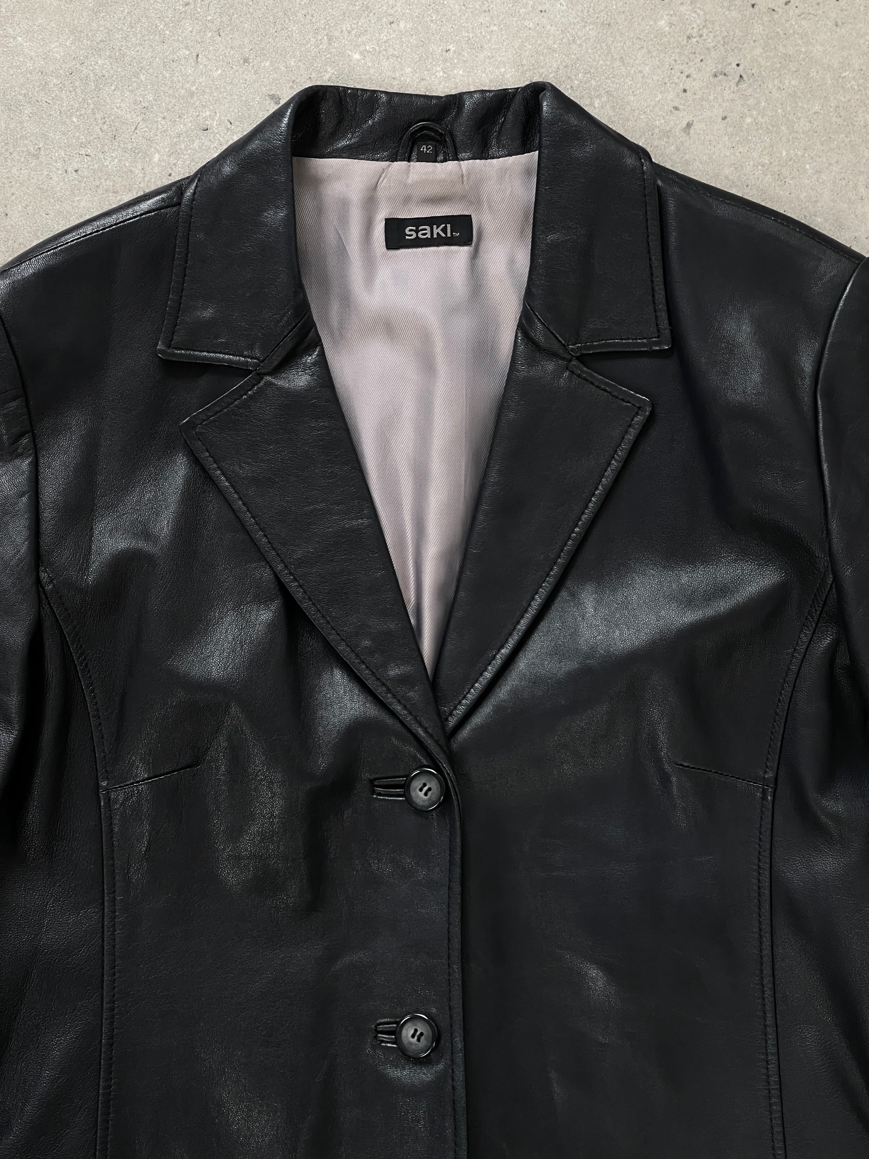 Vintage 1990s minimal leather jacket in size M, featuring classic design and smooth leather finish.