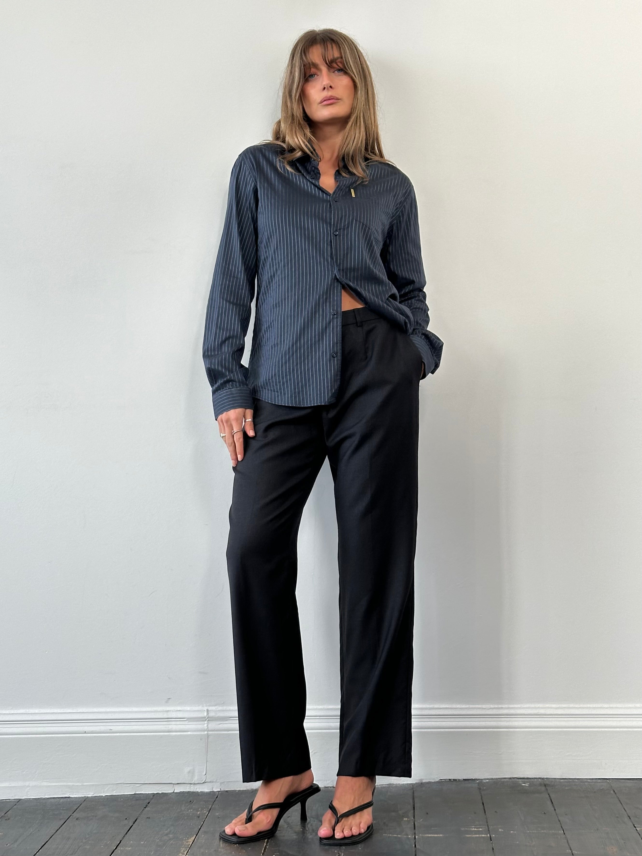 Giorgio Armani Classico pure wool low-mid rise trousers in dark fabric, W30, tailored fit with classic design and belt loops