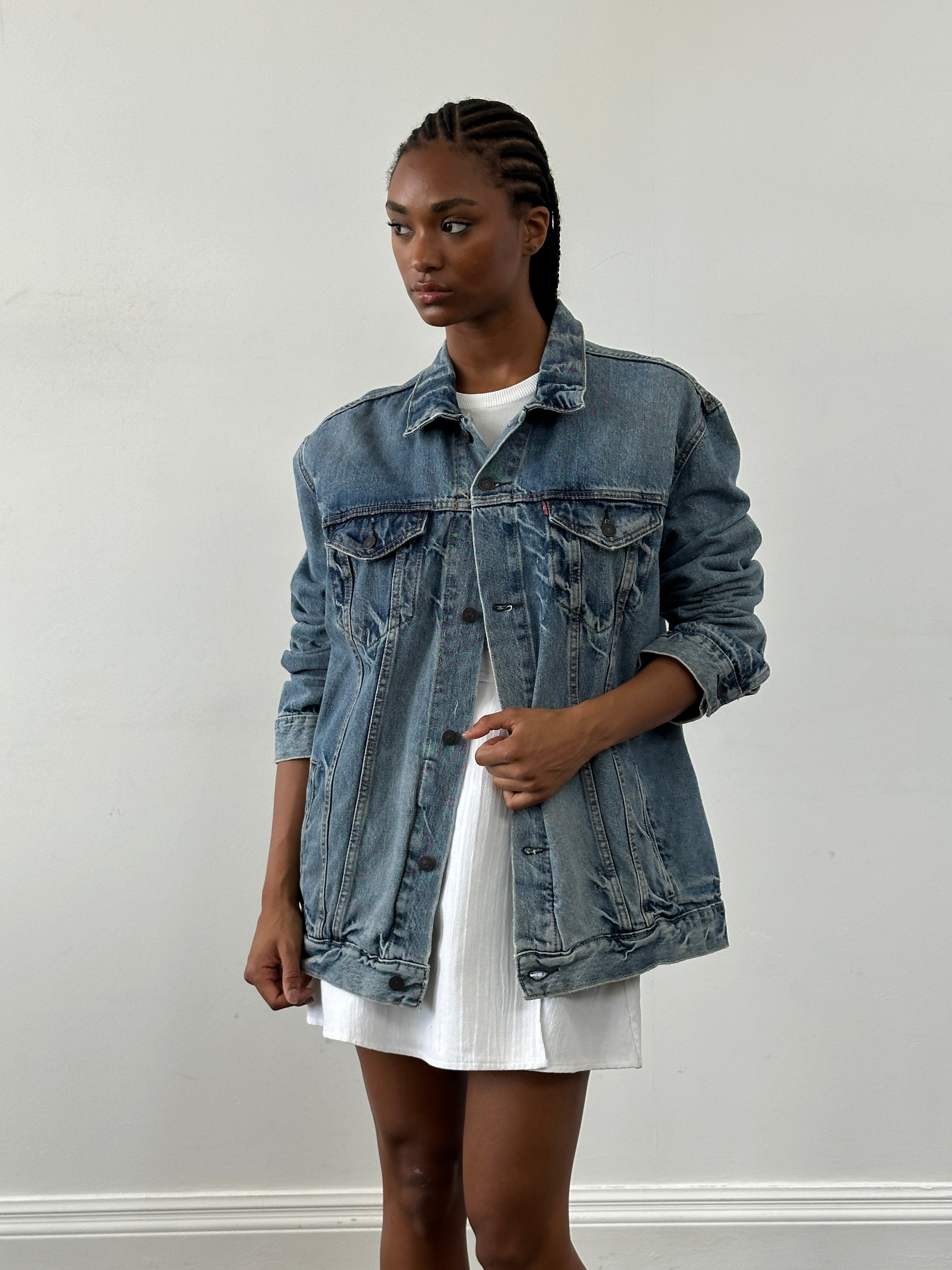 Levi’s 2000s light wash denim jacket in XL size, featuring classic design and button-front closure.