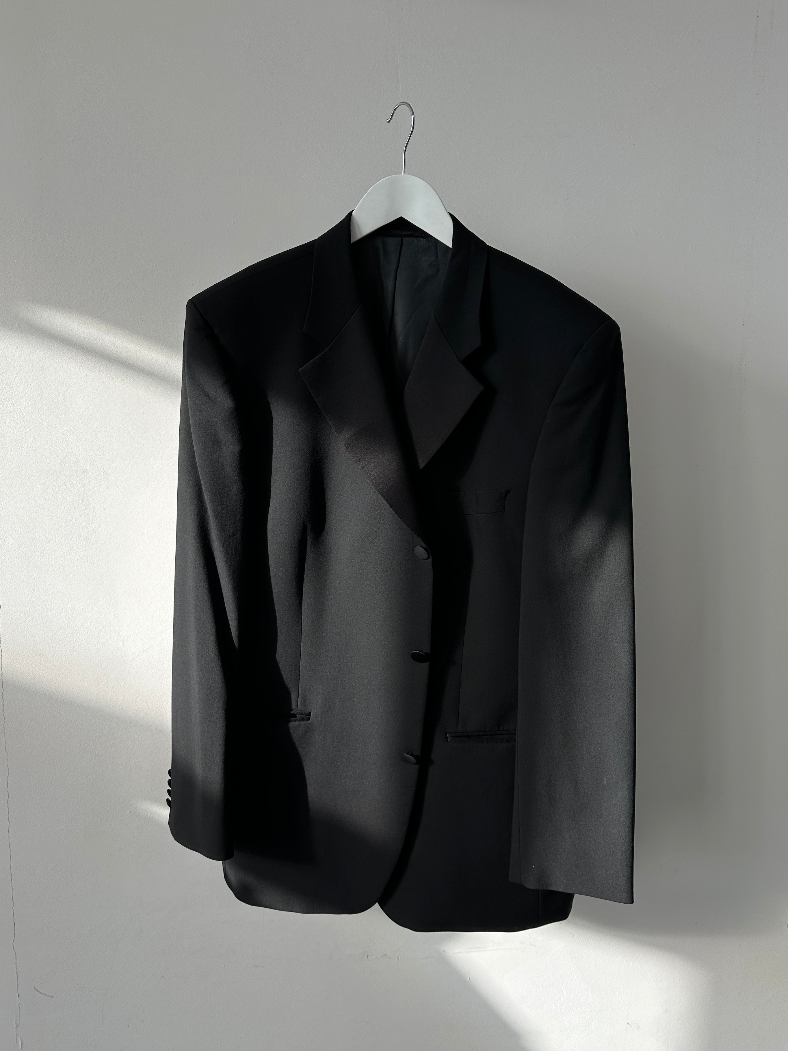 Vintage men's vintage tuxedo blazer in pure New Wool, single-breasted style, size 44R/XL, shown in a classic tailored fit.