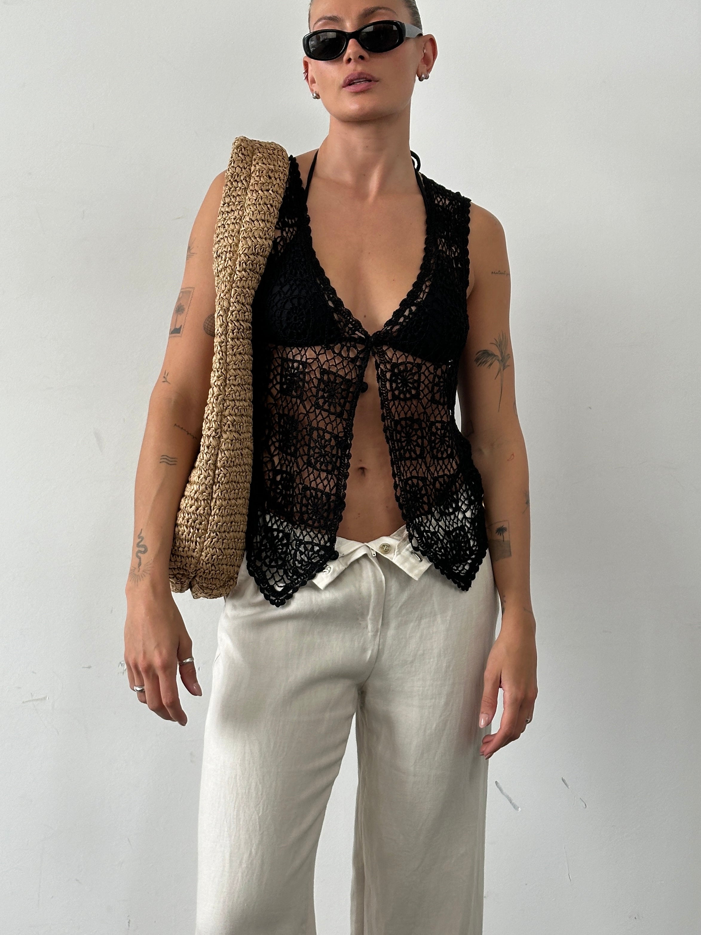 Vintage crochet waistcoat in size M, featuring intricate knit patterns and a classic design, perfect for vintage fashion style.